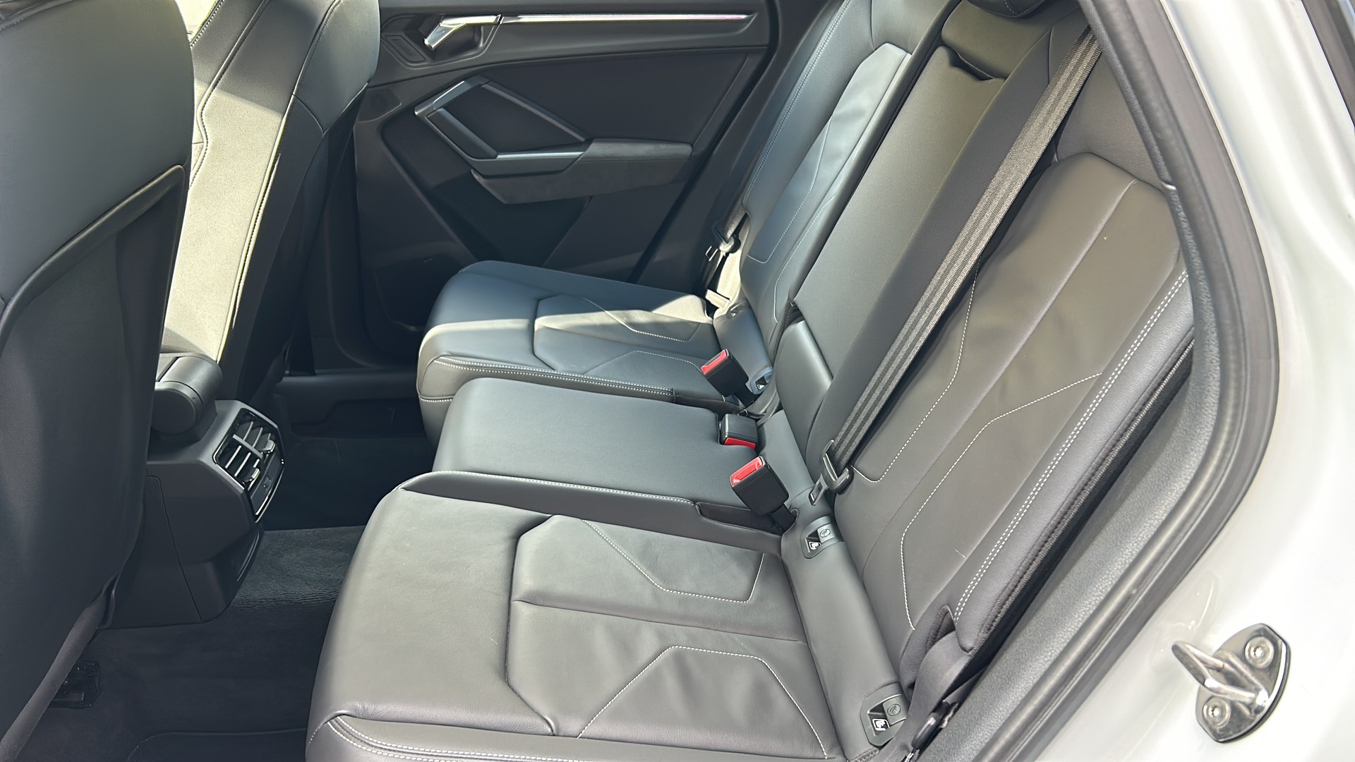 AUDI Q3 40 TFSI S line quattro S-tronic-image-6