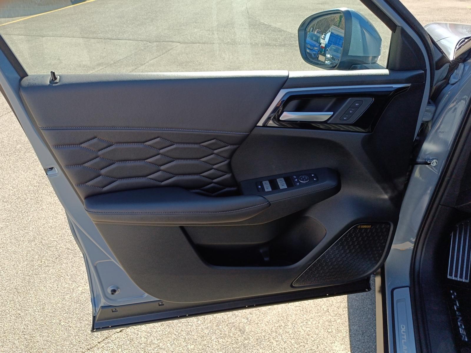 MITSUBISHI Outlander 2.4 PHEV Instyle 4x4-image-12