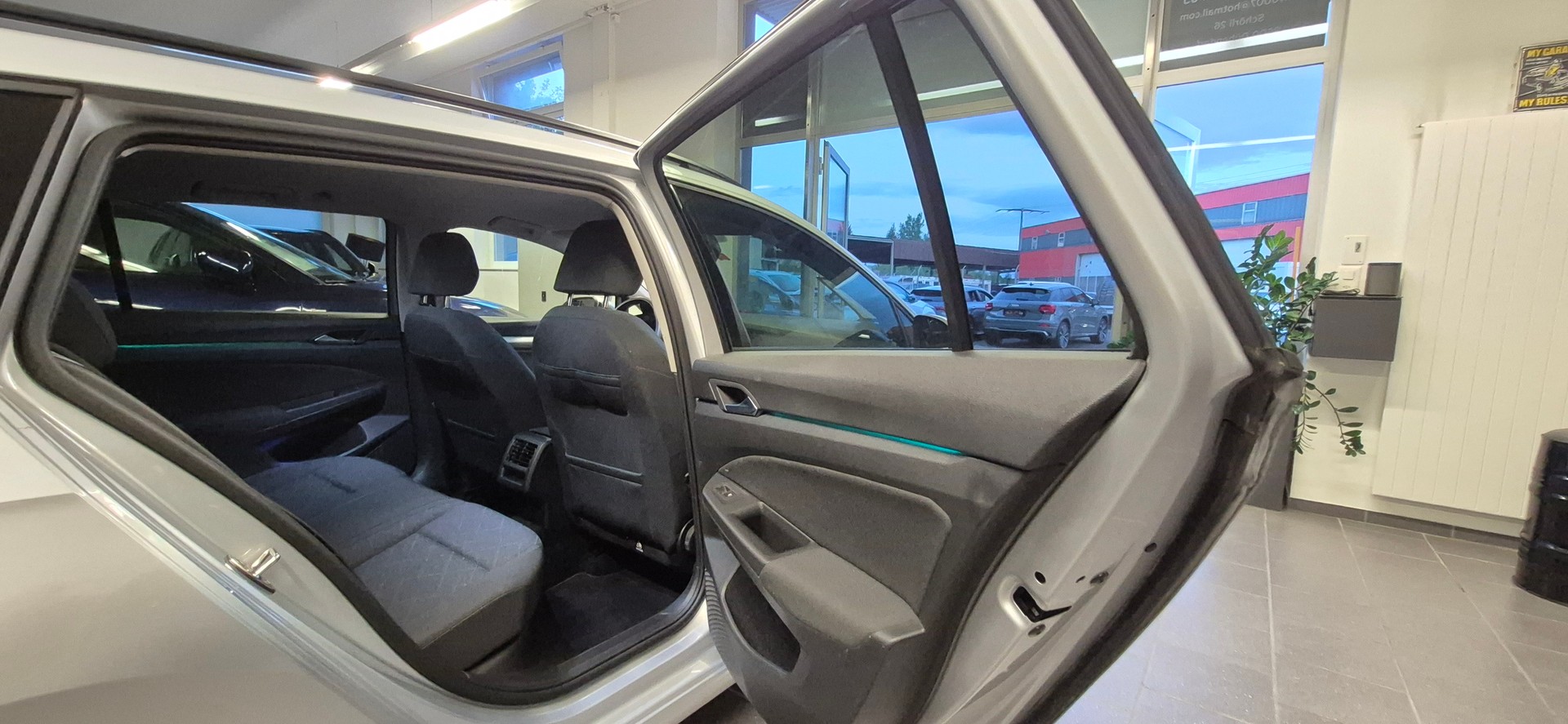 VW Golf Variant 2.0 TDI Life DSG-image-10