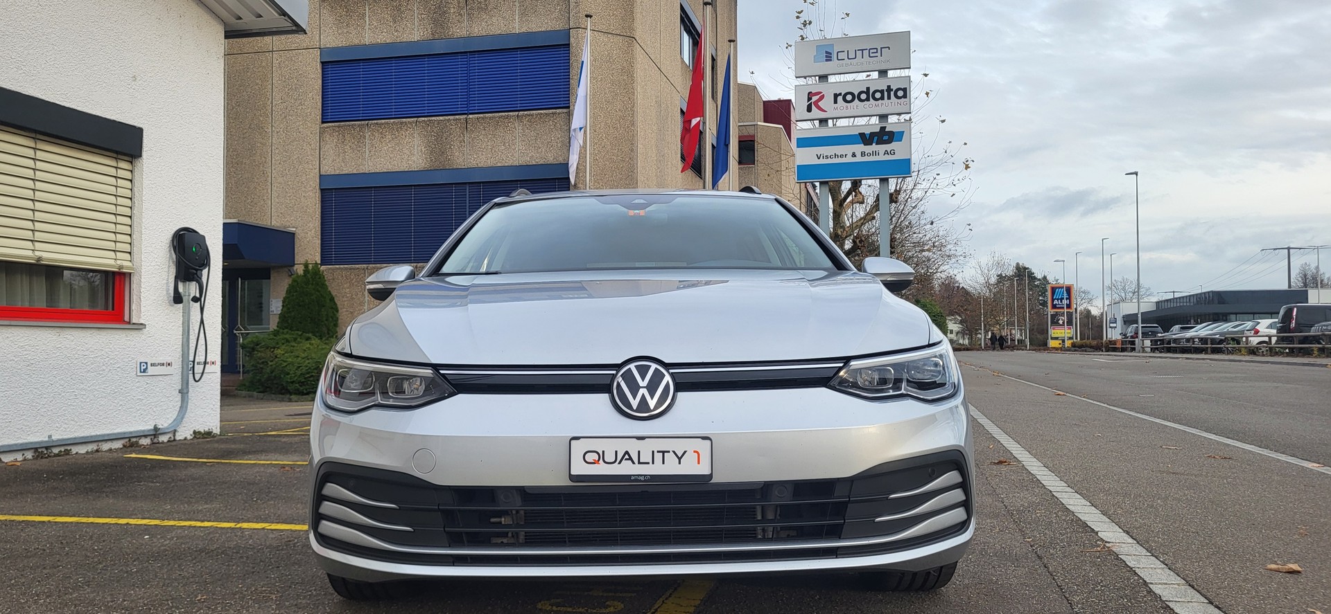 VW Golf Variant 2.0 TDI Life DSG-image-0