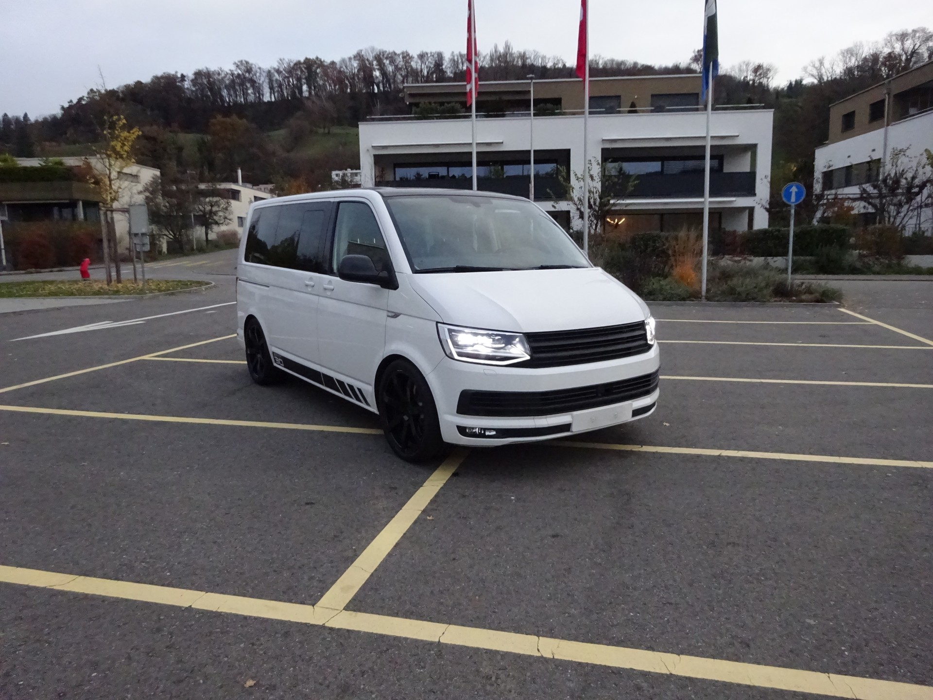 VW T6 Multivan 2.0 Bi-TDI Comfort. Gen. Six 4Mot. DSG-image-2