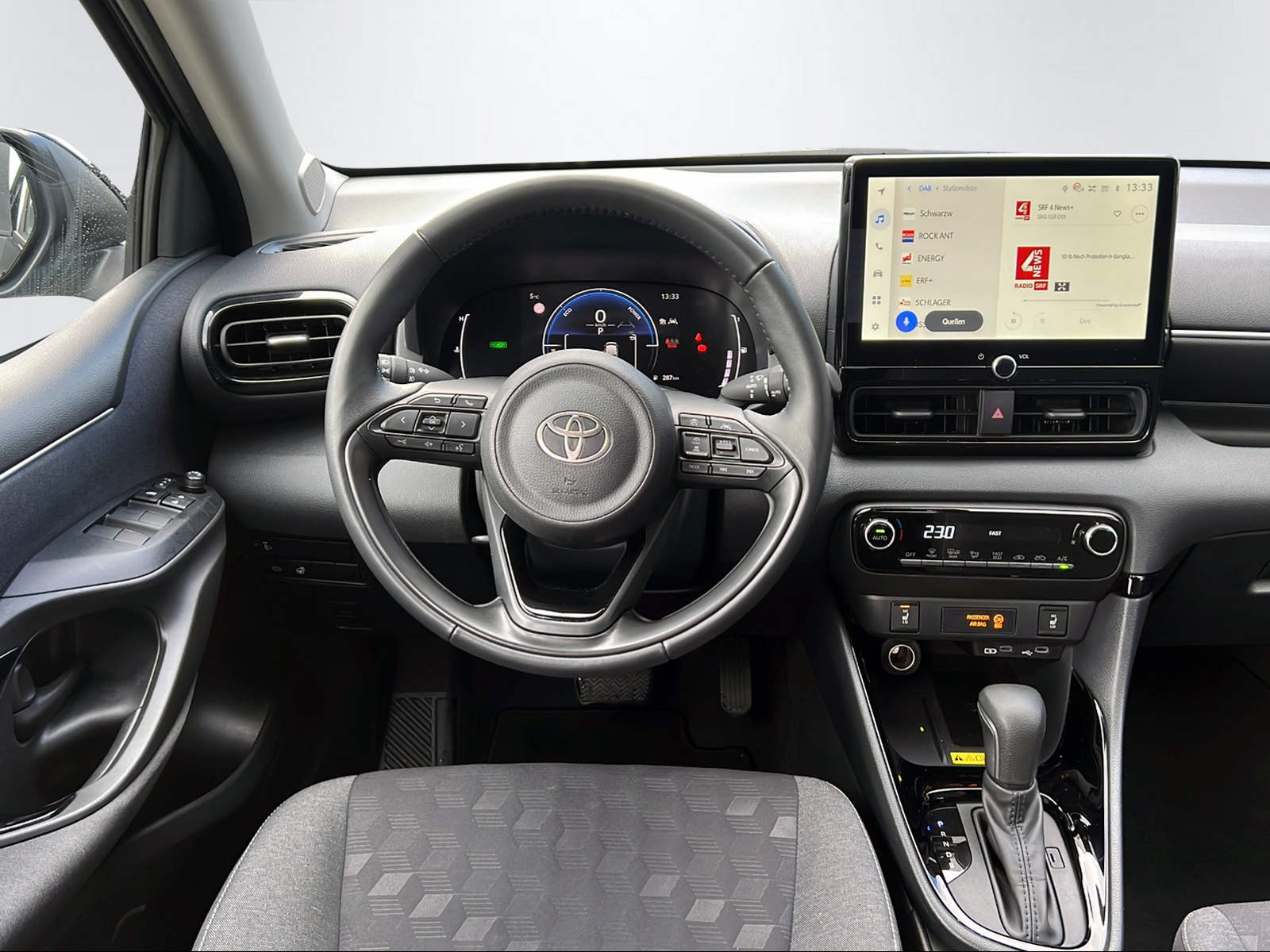 TOYOTA Yaris 1.5 VVT-i HSD Trend-image-12