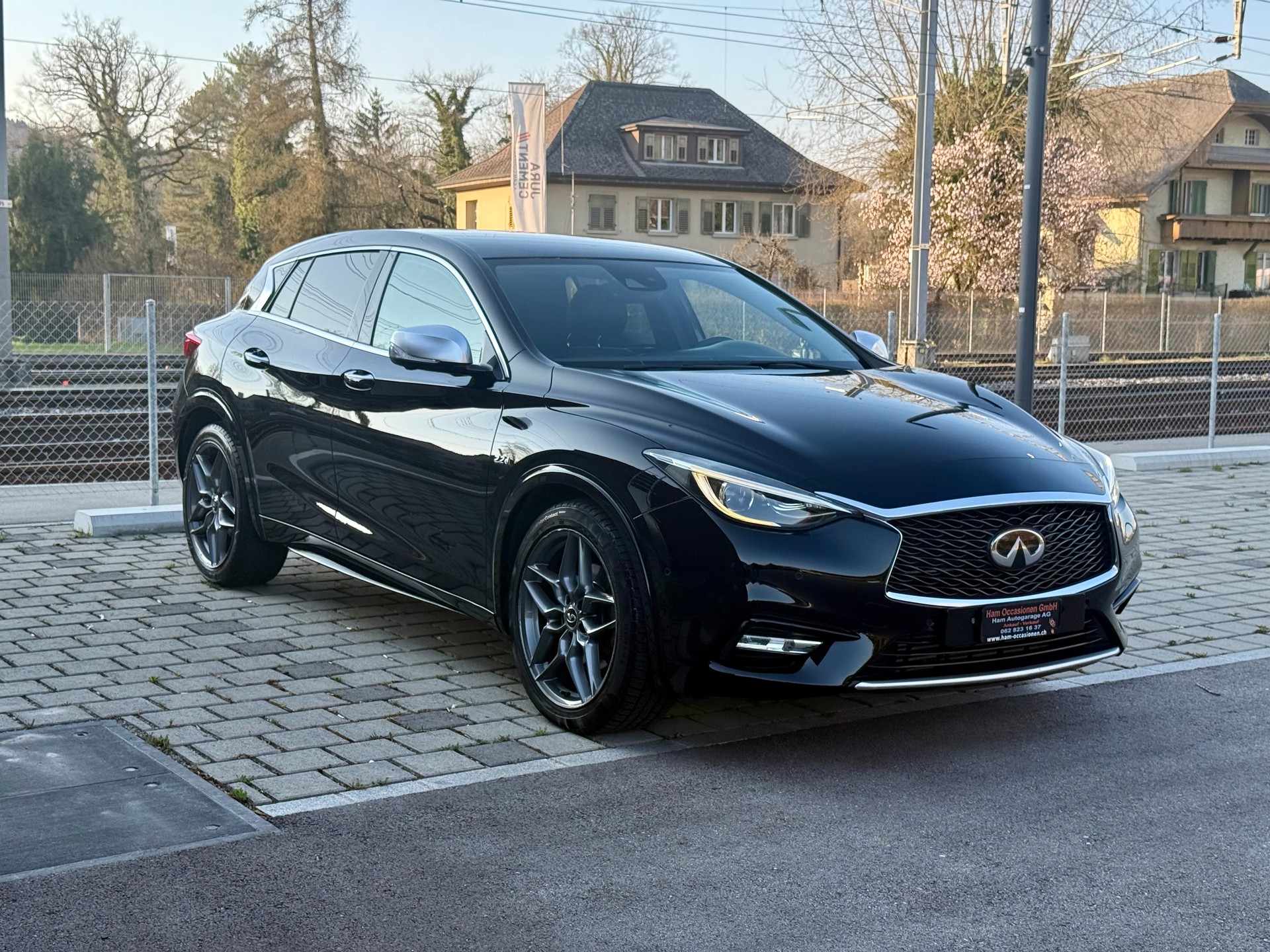 INFINITI Q30 2.2d Premium AWD DCT-image-4