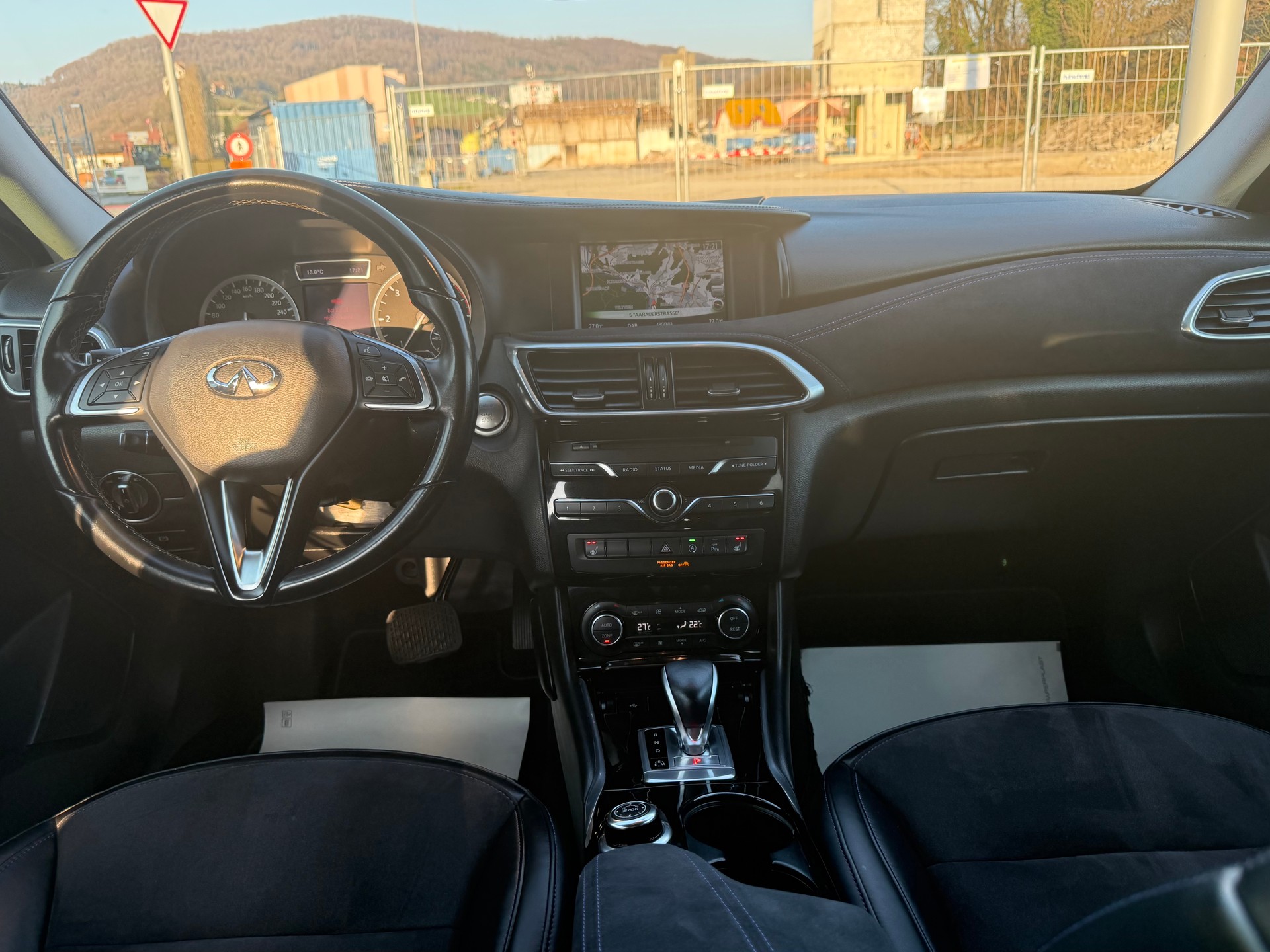 INFINITI Q30 2.2d Premium AWD DCT-image-5