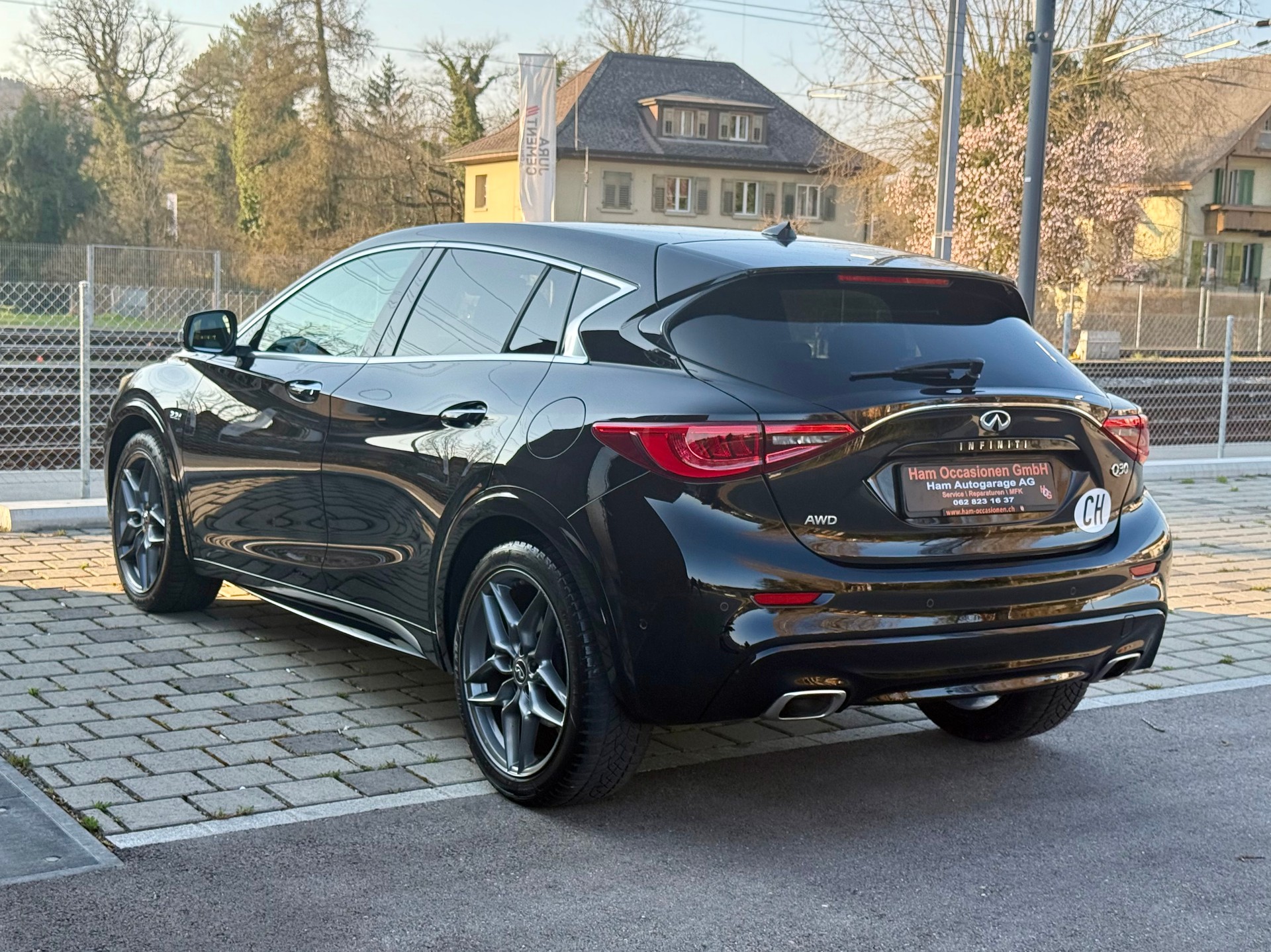 INFINITI Q30 2.2d Premium AWD DCT-showroom-element-2