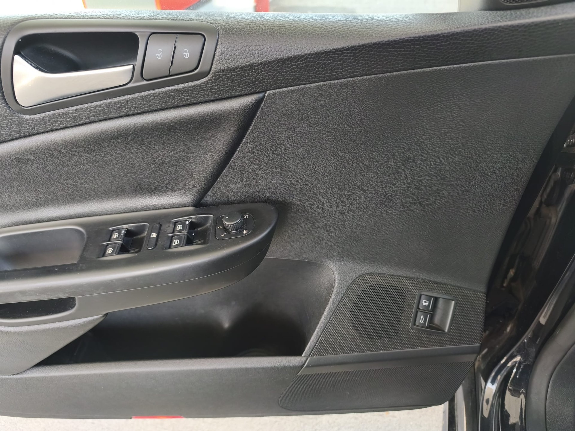 VW Passat Variant 2.0 TDI Premium 4Motion DSG-image-14
