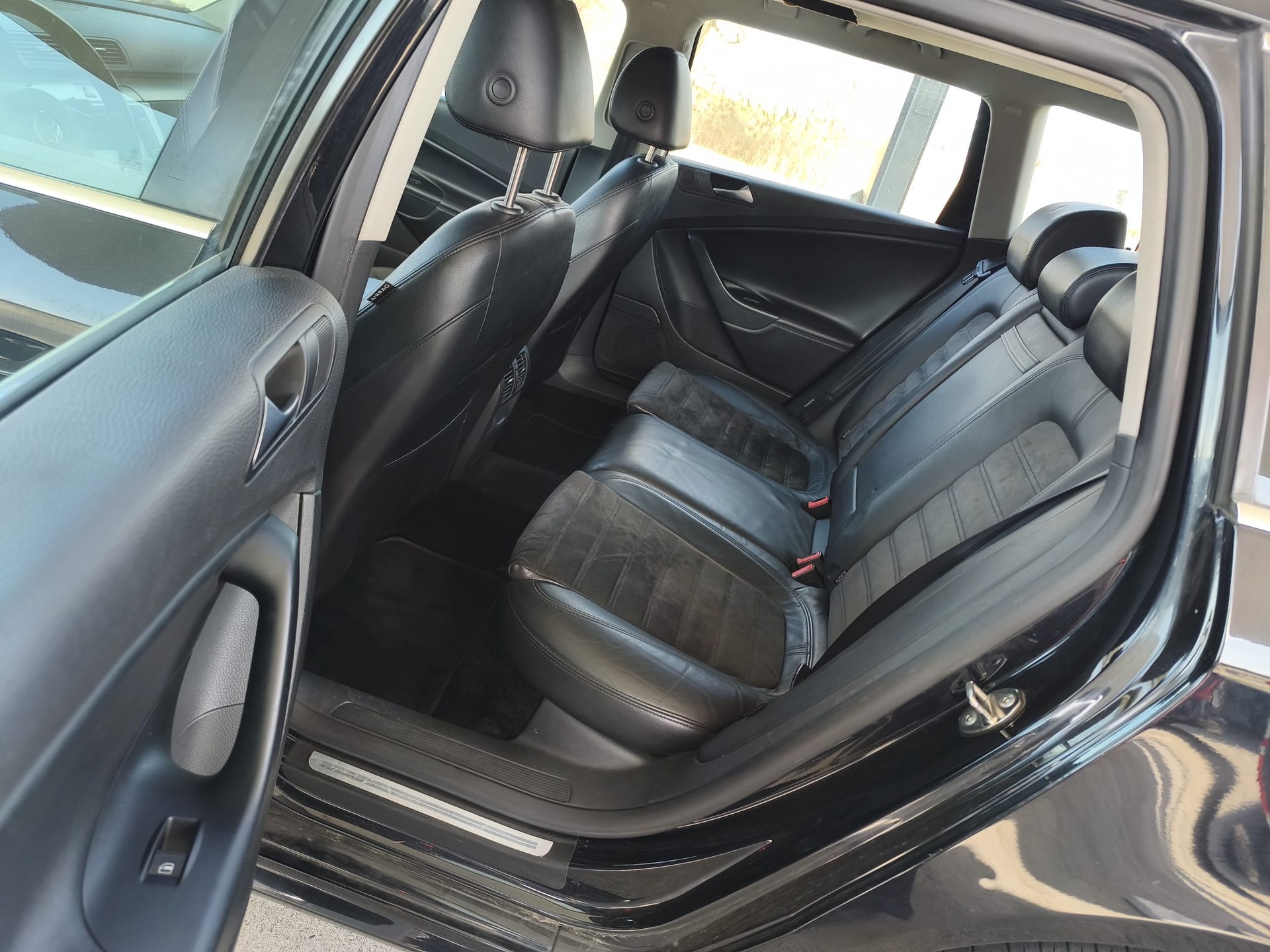 VW Passat Variant 2.0 TDI Premium 4Motion DSG-image-15