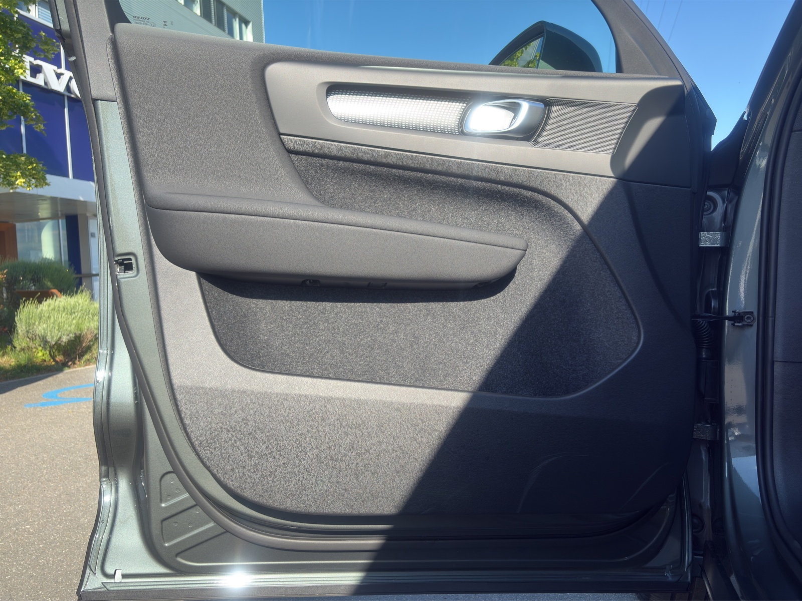 VOLVO XC40 B3 Benzin Mild Hybrid Xcite DCT-image-12