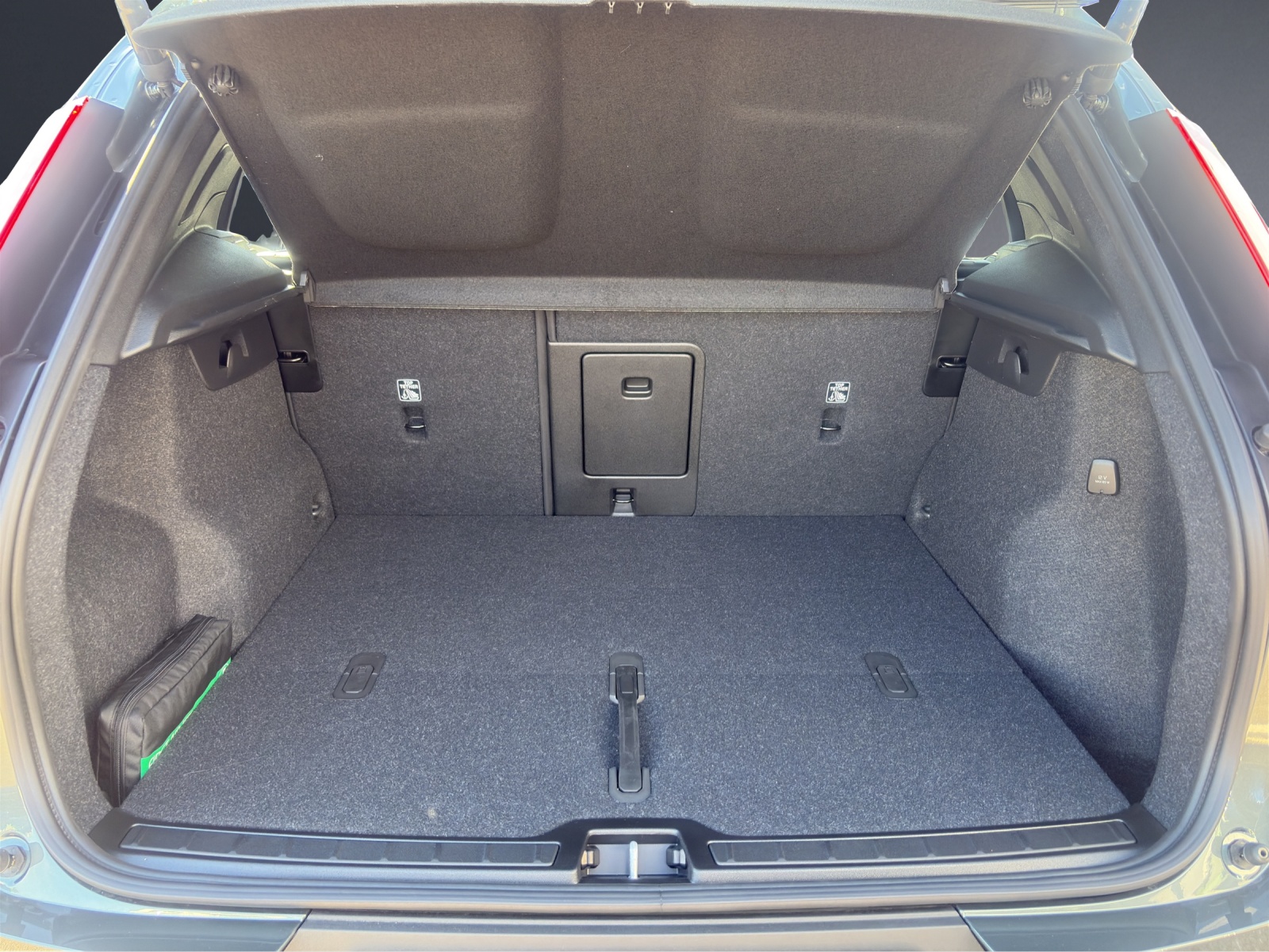 VOLVO XC40 B3 Benzin Mild Hybrid Xcite DCT-image-11