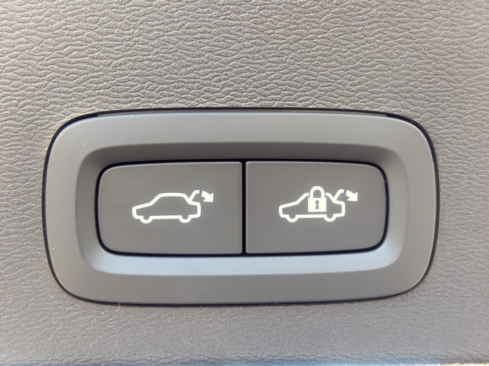 VOLVO XC40 B3 Benzin Mild Hybrid Xcite DCT-image-13