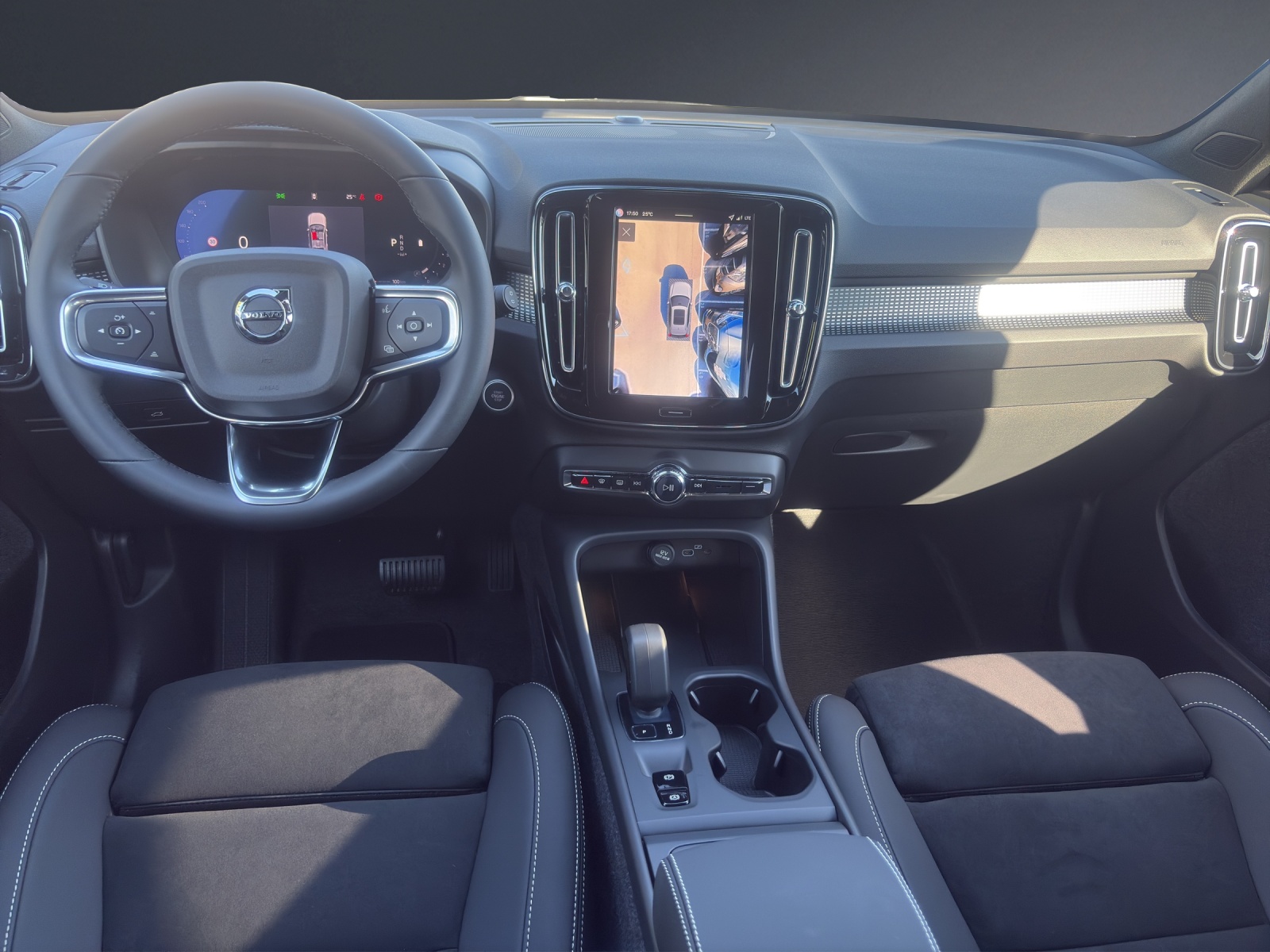VOLVO XC40 B3 Benzin Mild Hybrid Xcite DCT-image-7