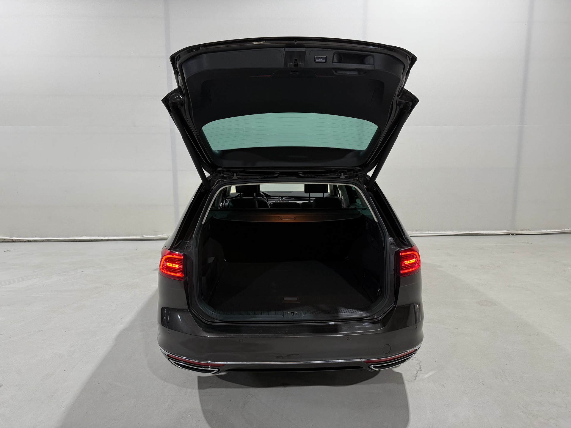 VW Passat Variant 2.0 TDI BMT High. DSG 4Motion-image-10