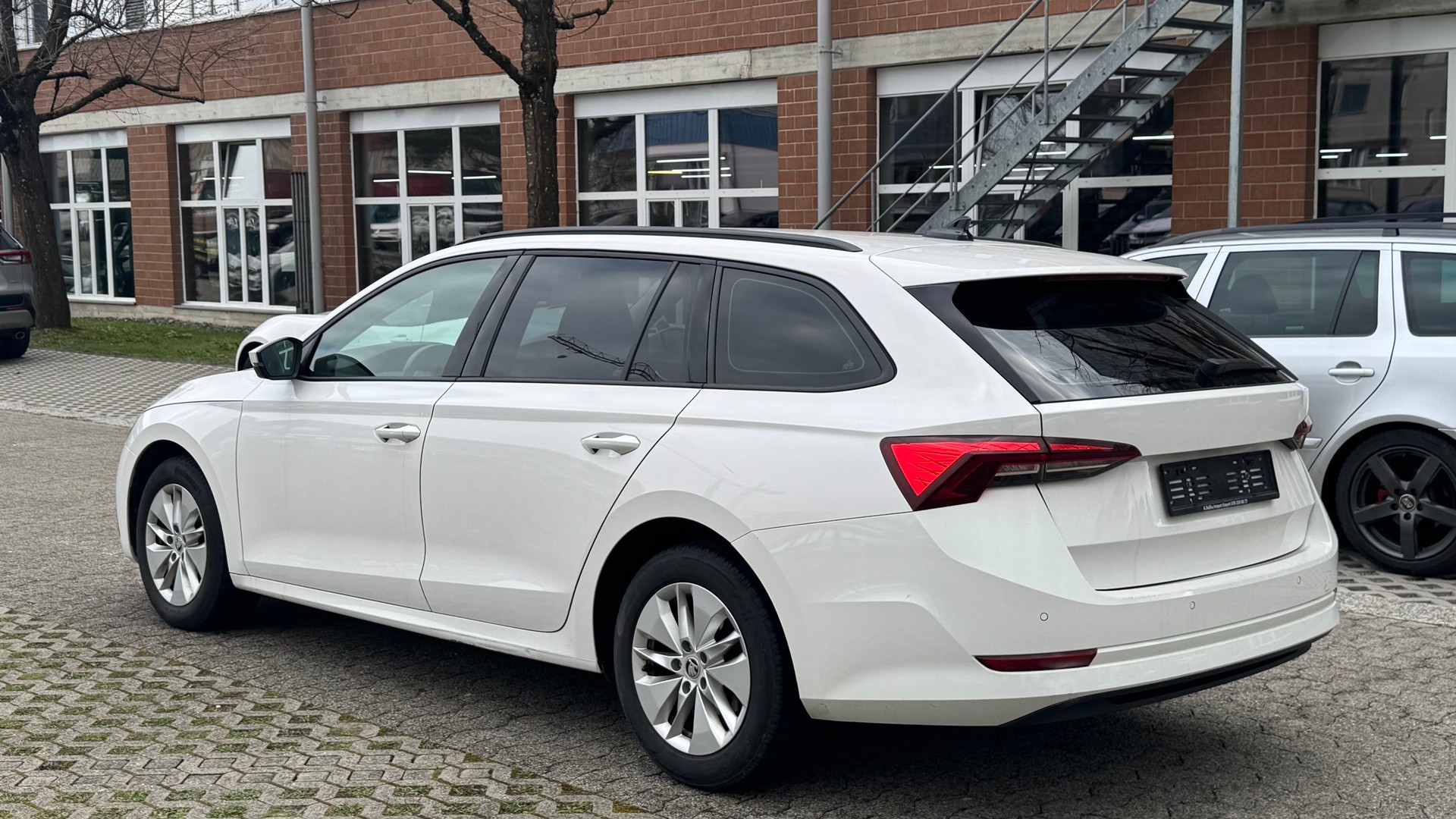SKODA Octavia Combi 2.0 TDI Ambition-image-4