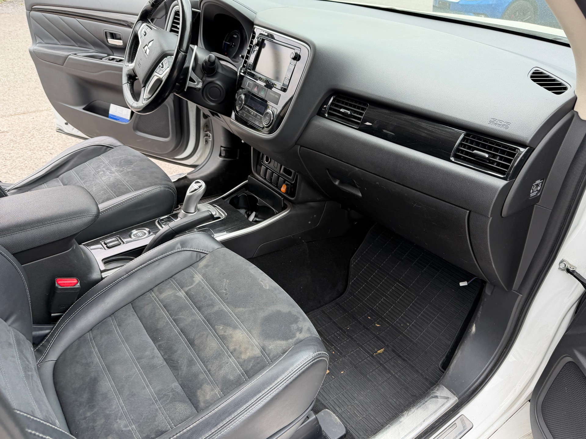 MITSUBISHI Outlander 2.0 PHEV Style 4WD Automatic-image-10