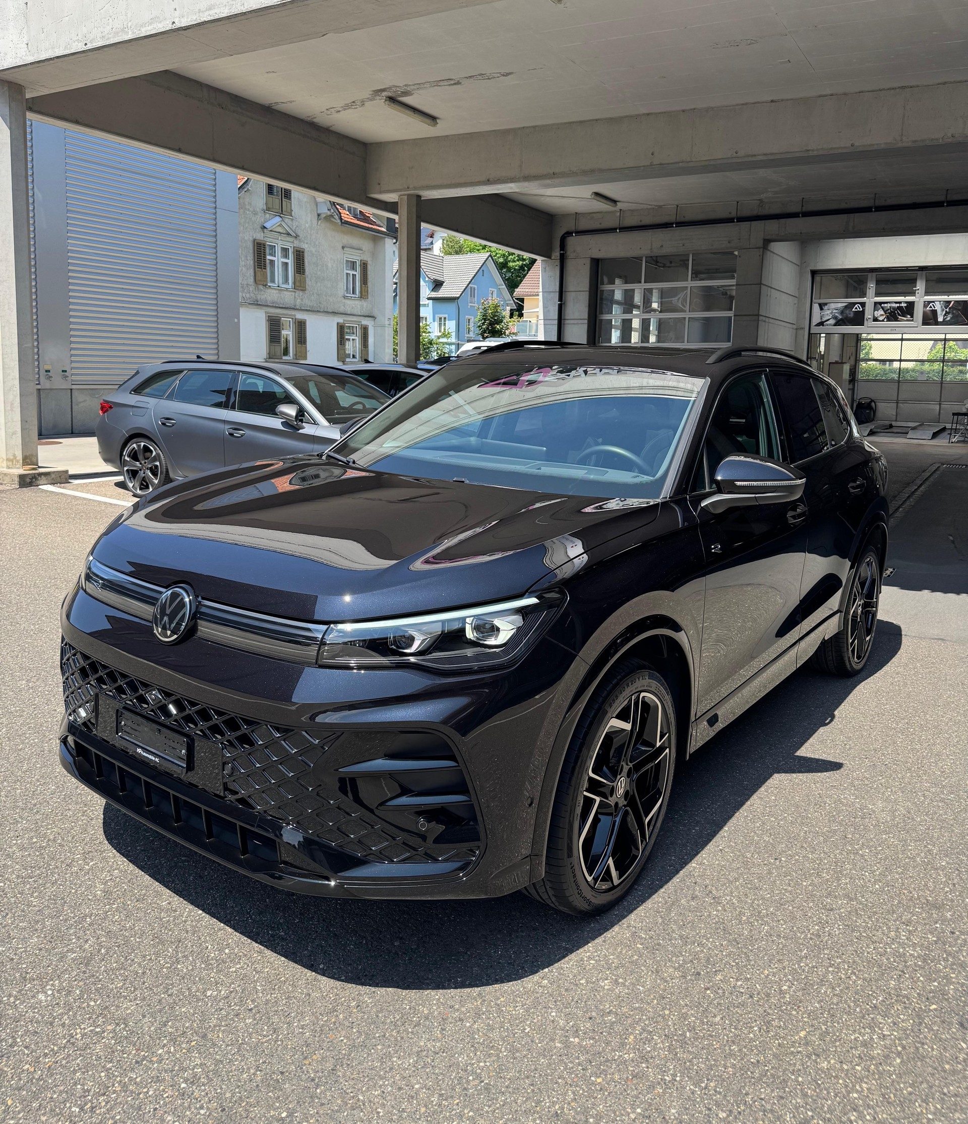 VW Tiguan 2.0 TDI SCR R-Line 4Motion DSG-image-0