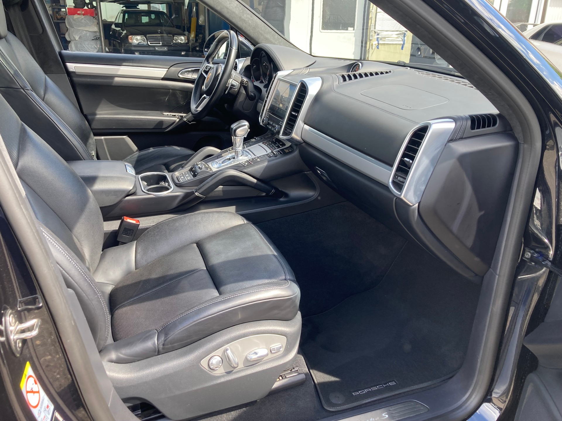 PORSCHE Cayenne Turbo S MY 2017-image-9