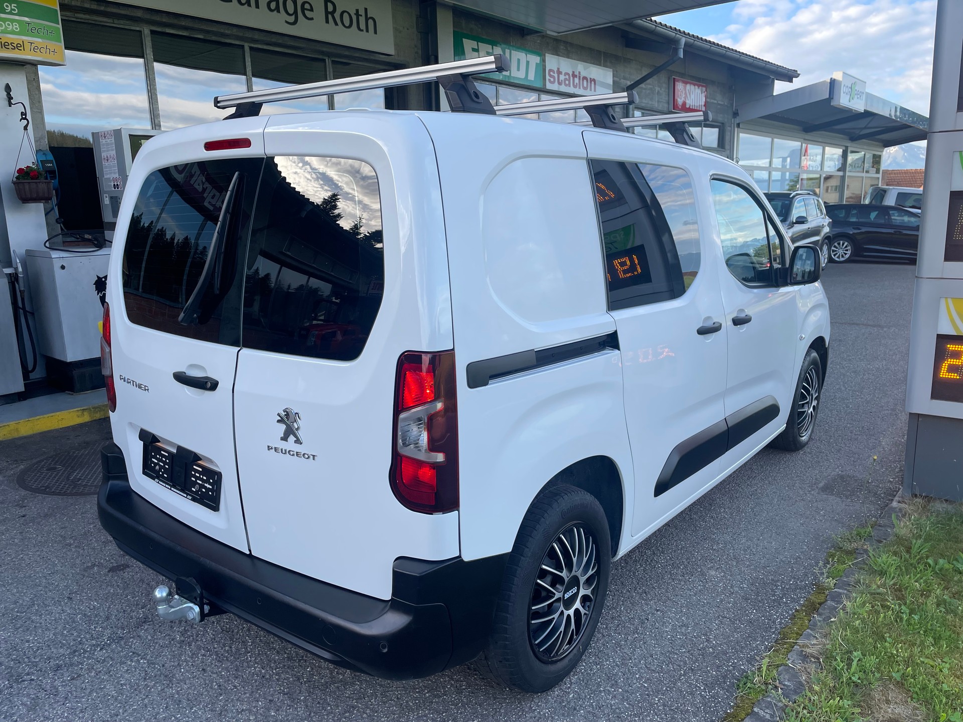 PEUGEOT Partner-image-1