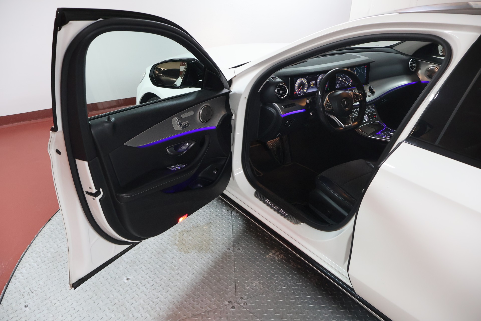 MERCEDES-BENZ E 200 9G-Tronic-image-4