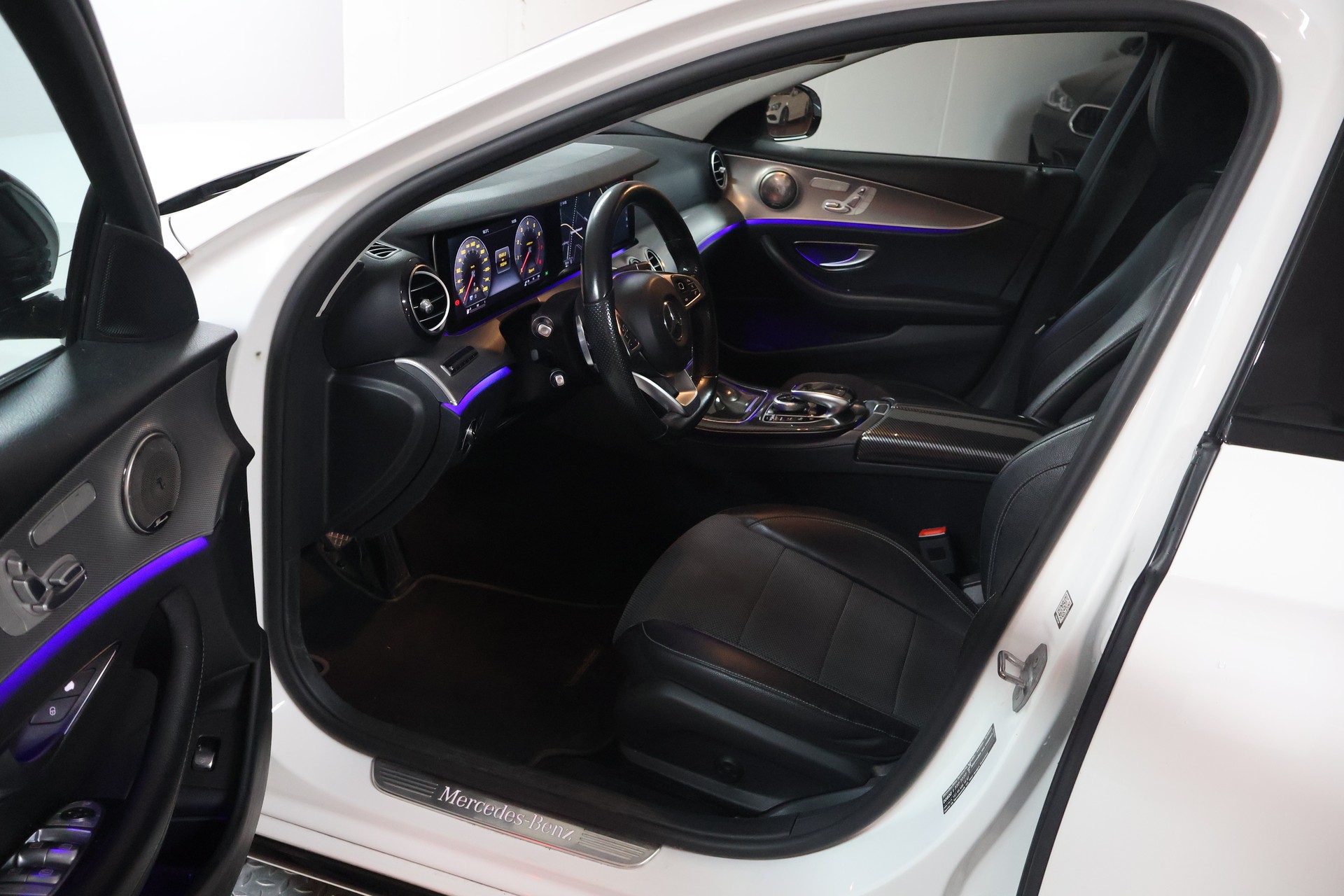MERCEDES-BENZ E 200 9G-Tronic-image-6