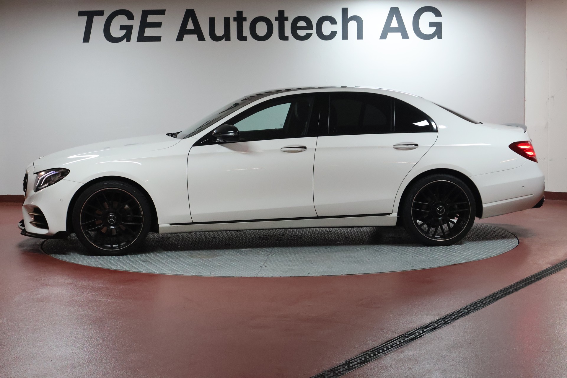 MERCEDES-BENZ E 200 9G-Tronic-image-3