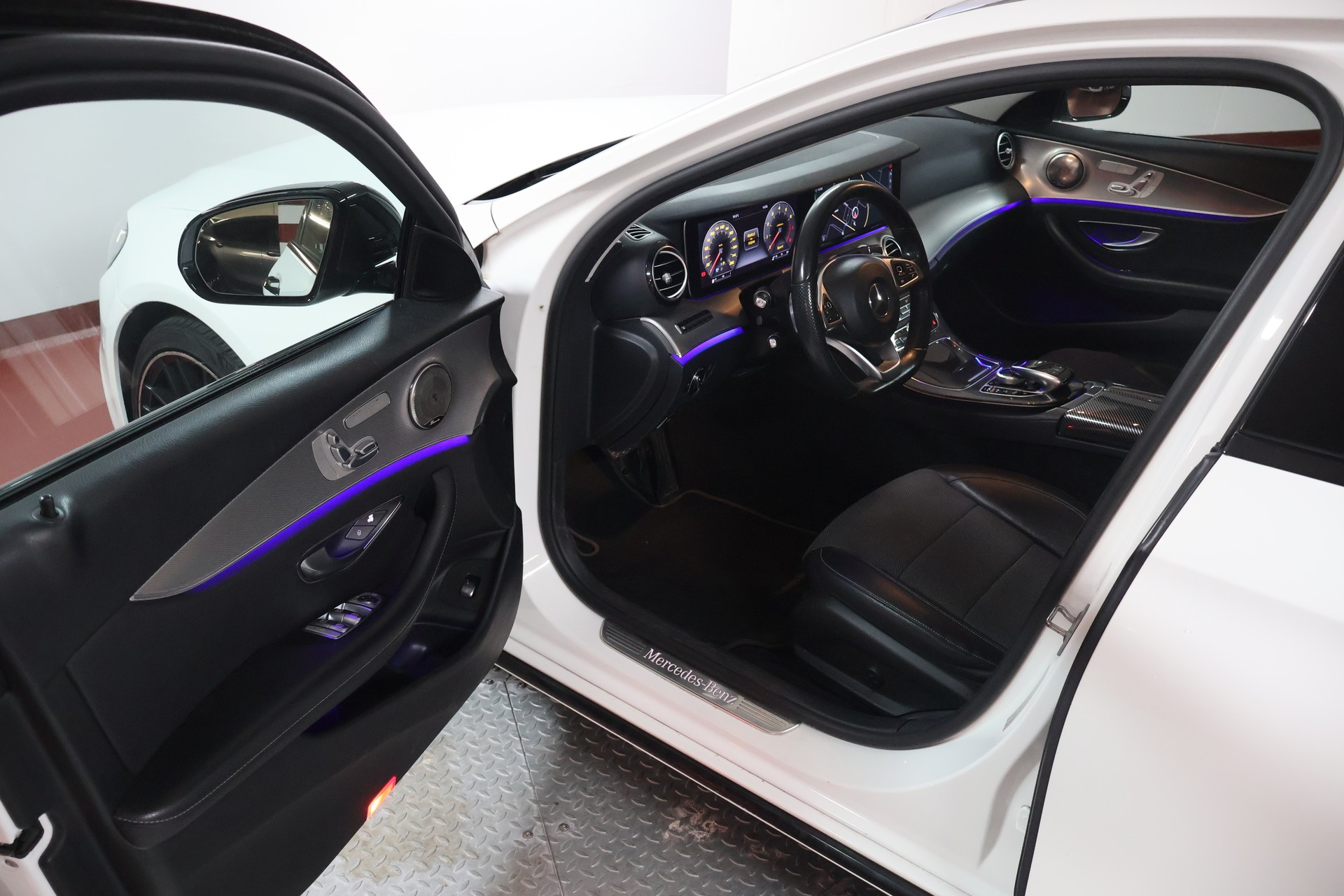 MERCEDES-BENZ E 200 9G-Tronic-image-5