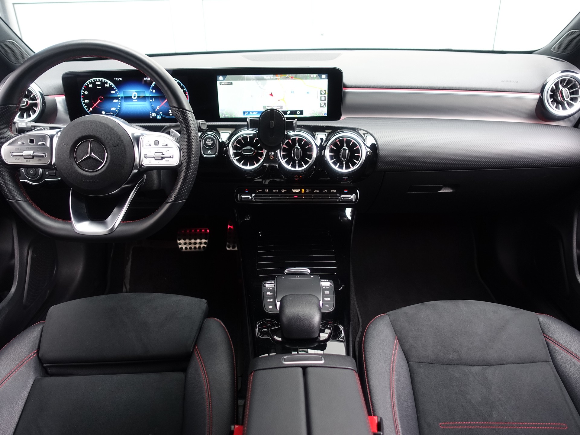 MERCEDES-BENZ A 200 Style 7G-DCT-image-10