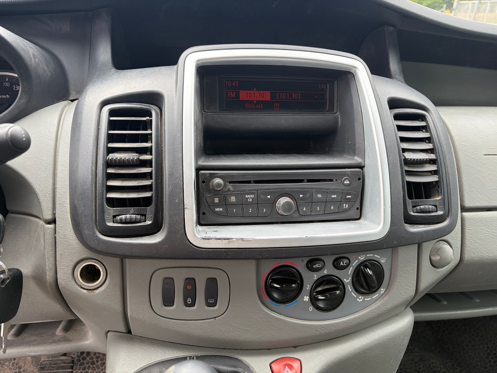 RENAULT Trafic 2.0dCi Eco Passenger Authentique-image-7