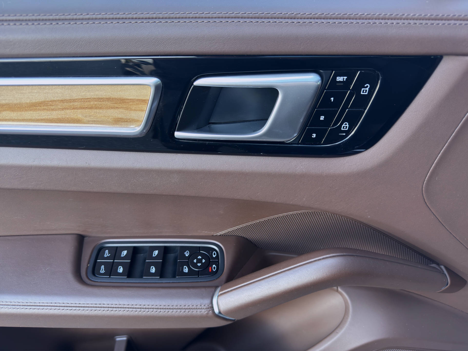 PORSCHE Cayenne-image-10