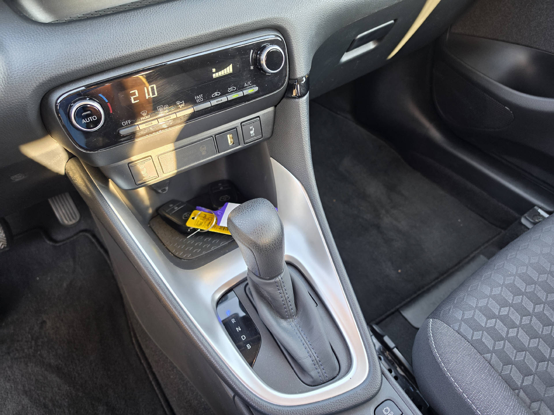 TOYOTA Yaris 1.5 VVT-i HSD Trend-image-12