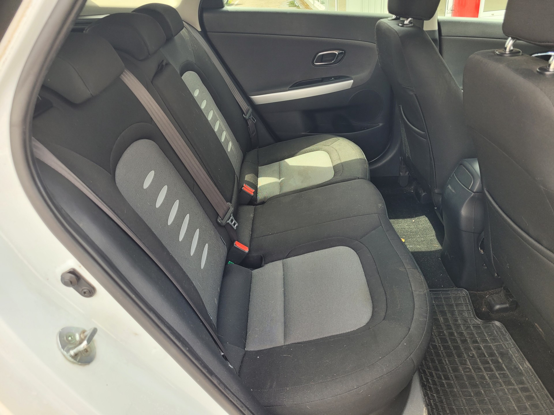 KIA Cee'd 1.6 CRDi Trend-image-10