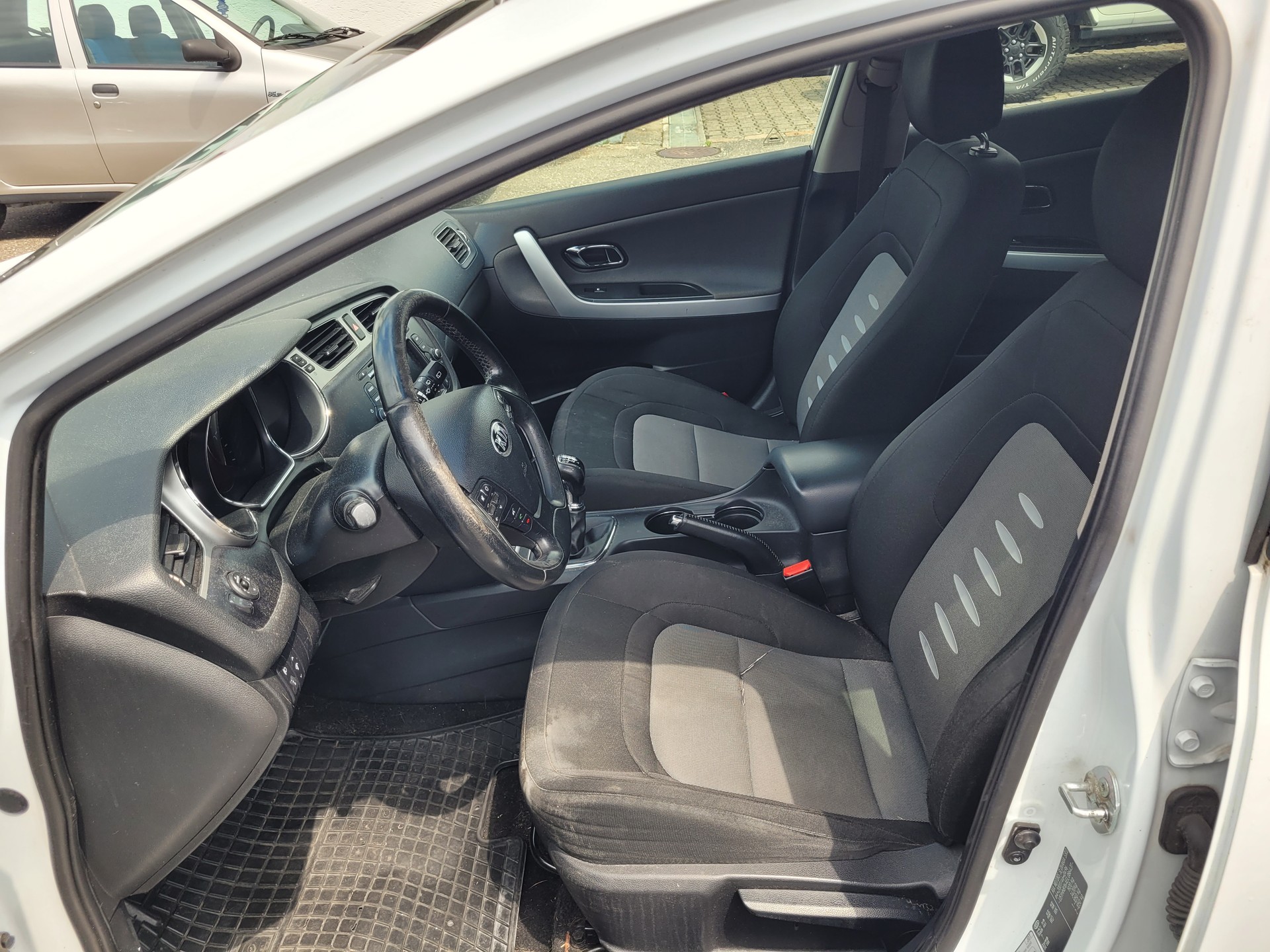 KIA Cee'd 1.6 CRDi Trend-image-11
