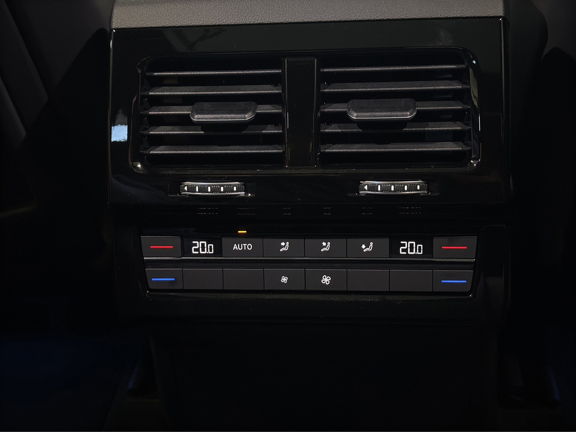 VW Touareg 3.0 TDI R-Line "Lederpaket-Puglia-AHK-Pano-Luftfederung"-image-13