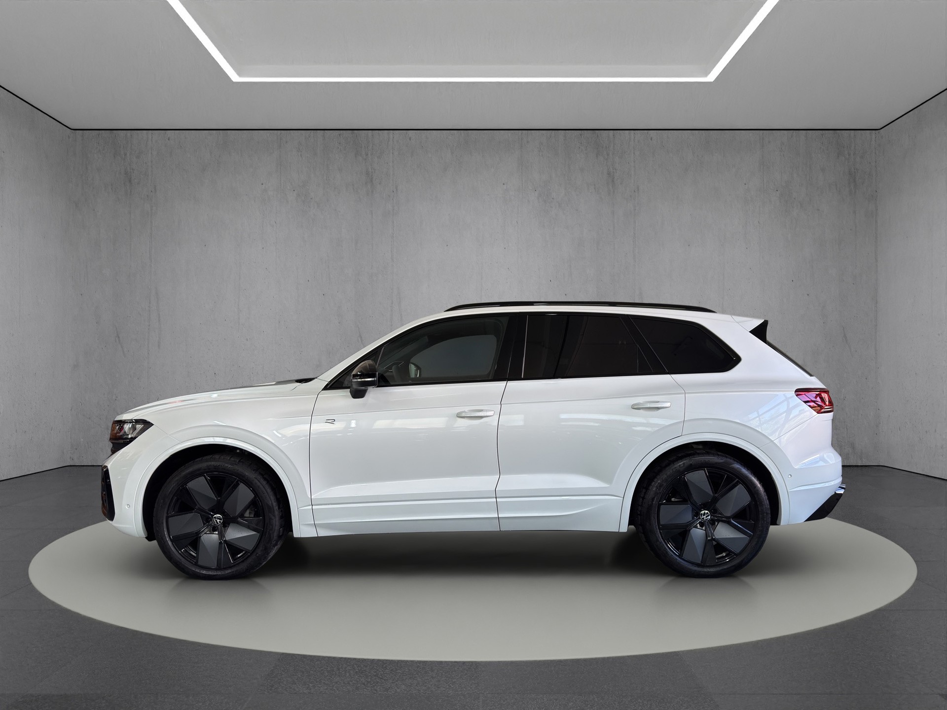 VW Touareg 3.0 TDI R-Line "Lederpaket-Puglia-AHK-Pano-Luftfederung"-image-2