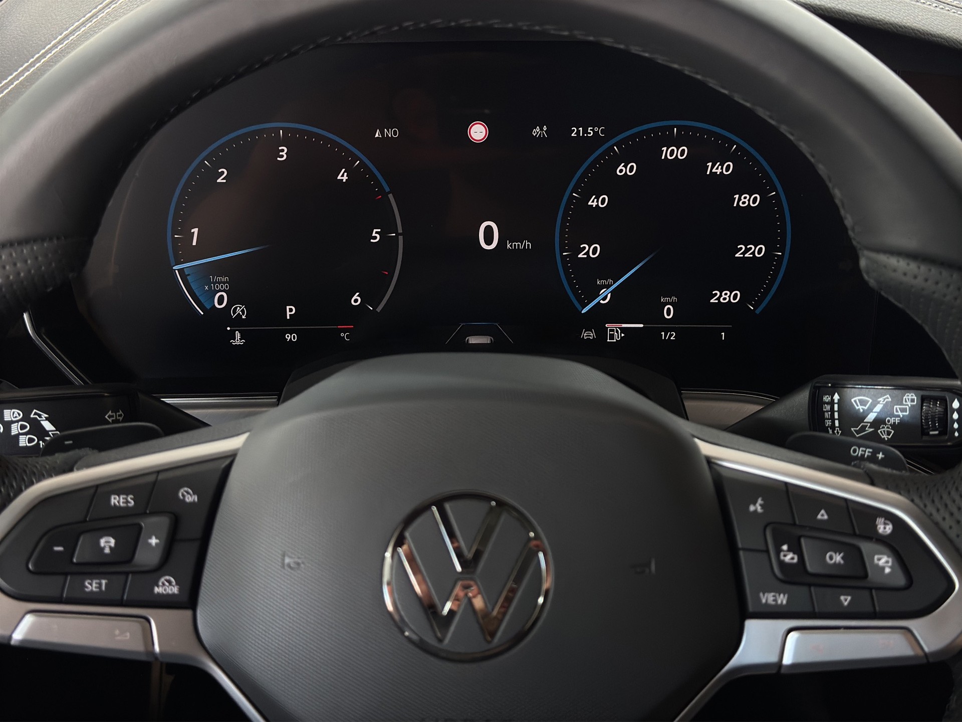 VW Touareg 3.0 TDI R-Line "Lederpaket-Puglia-AHK-Pano-Luftfederung"-image-17