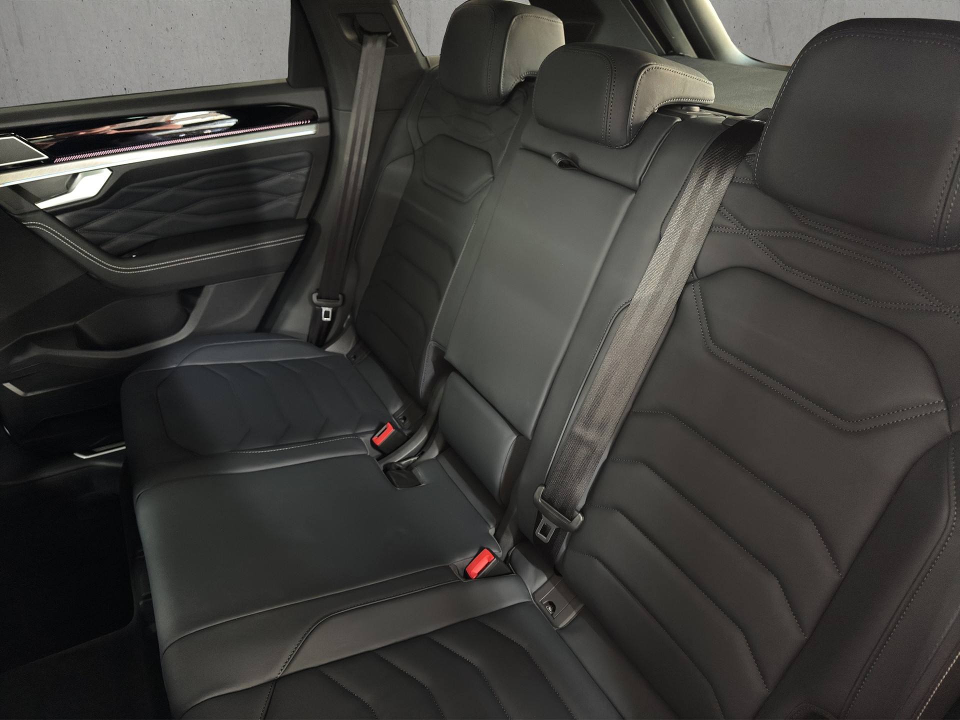 VW Touareg 3.0 TDI R-Line "Lederpaket-Puglia-AHK-Pano-Luftfederung"-image-12