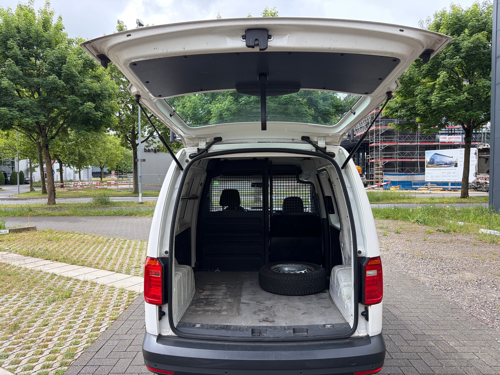 VW Caddy 2.0TDI BlueMotion Technology-image-8