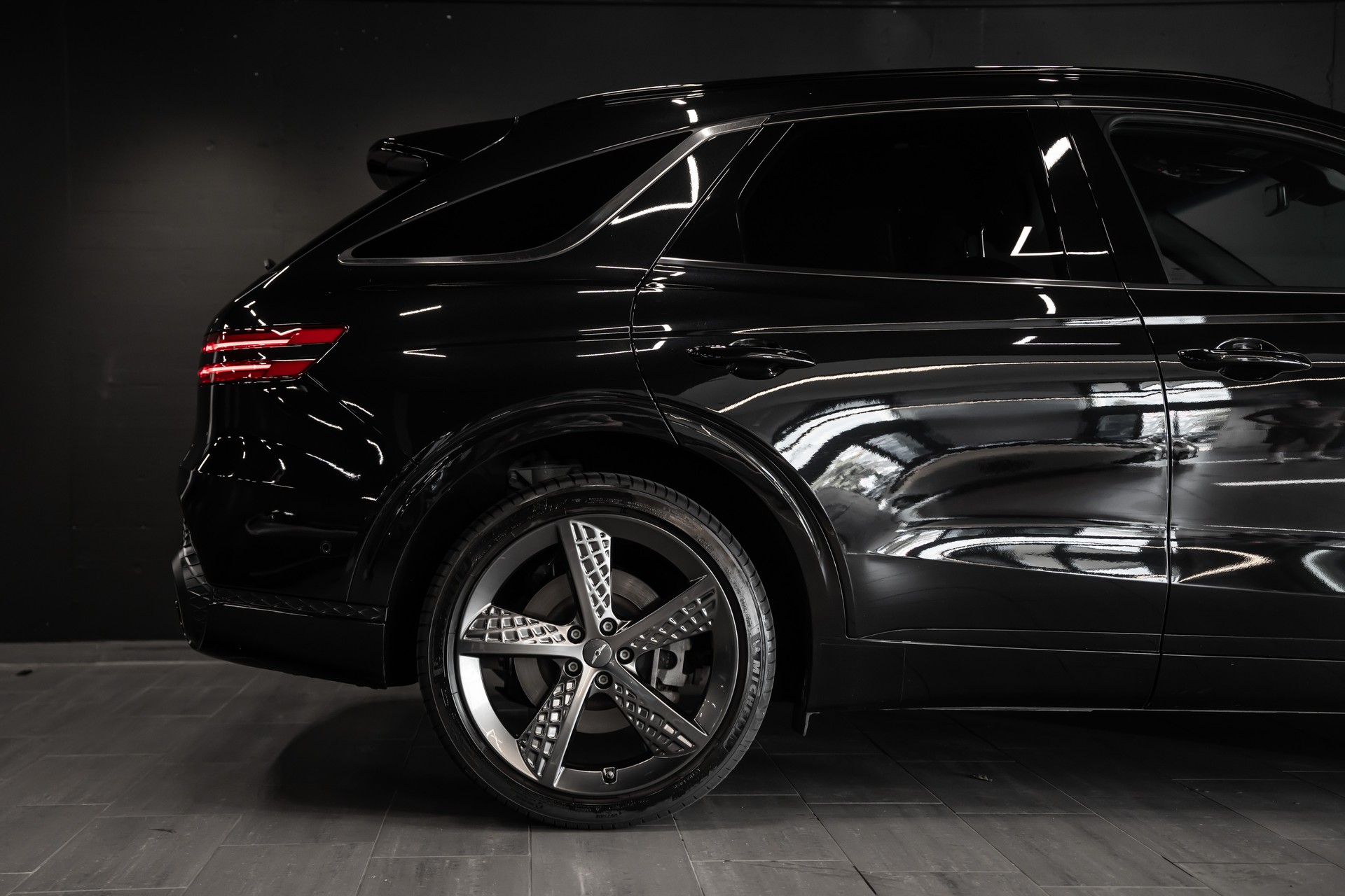 GENESIS GV70 2.5 TGDI Sport AT8 AWD / Technik Paket / Schiebedach / Werksgarantie / CH Auto / Head Up Display / 8Fach / 1.Hand-image-4