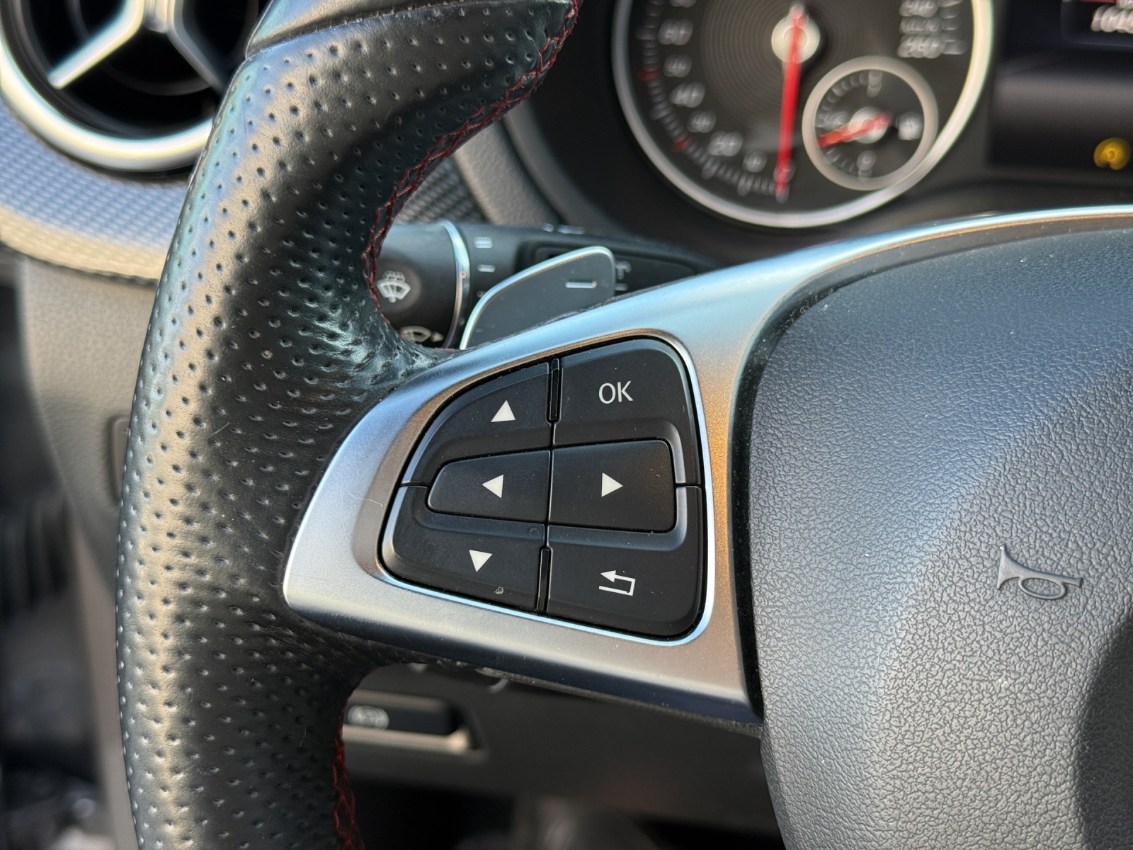 MERCEDES-BENZ B 220 AMG Line 4Matic 7G-DCT-image-24