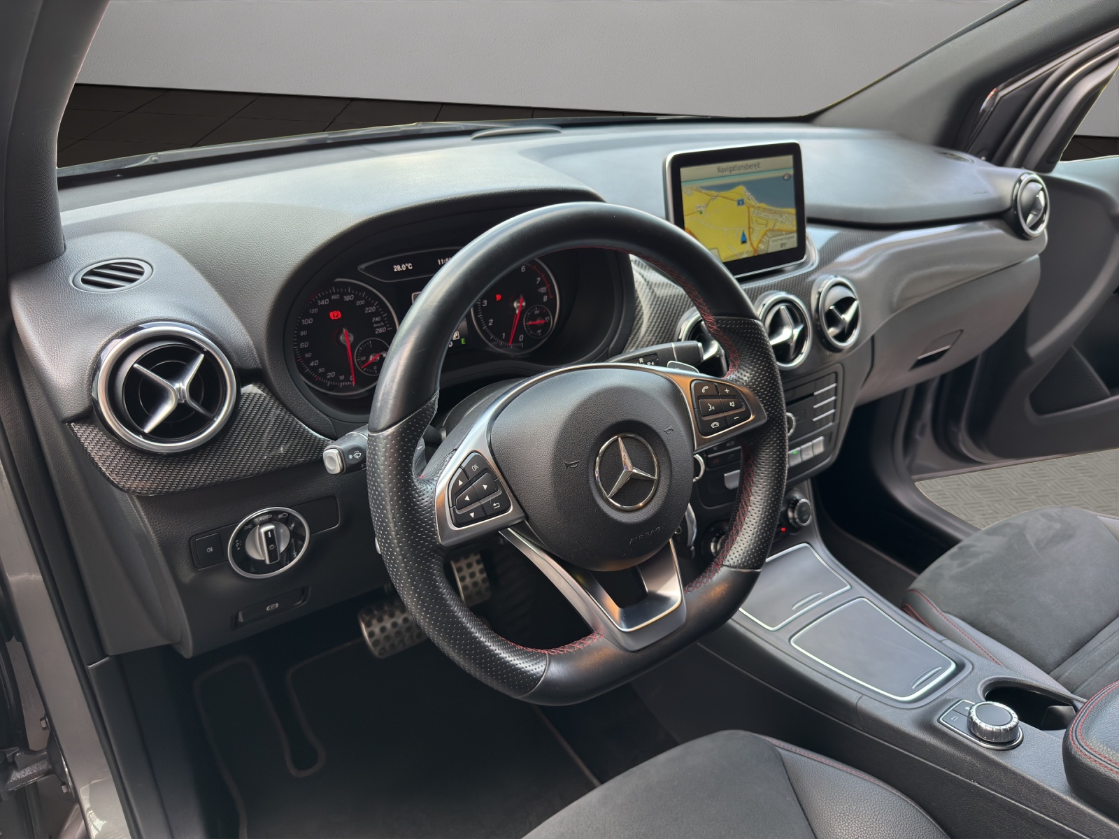 MERCEDES-BENZ B 220 AMG Line 4Matic 7G-DCT-image-9