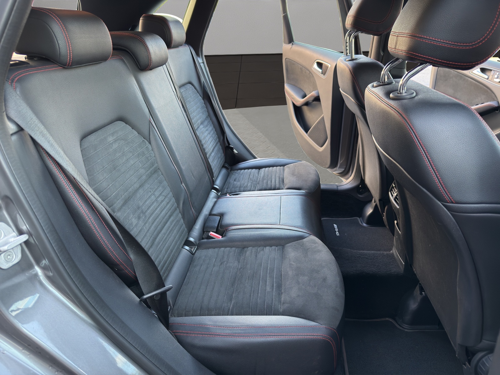 MERCEDES-BENZ B 220 AMG Line 4Matic 7G-DCT-image-17