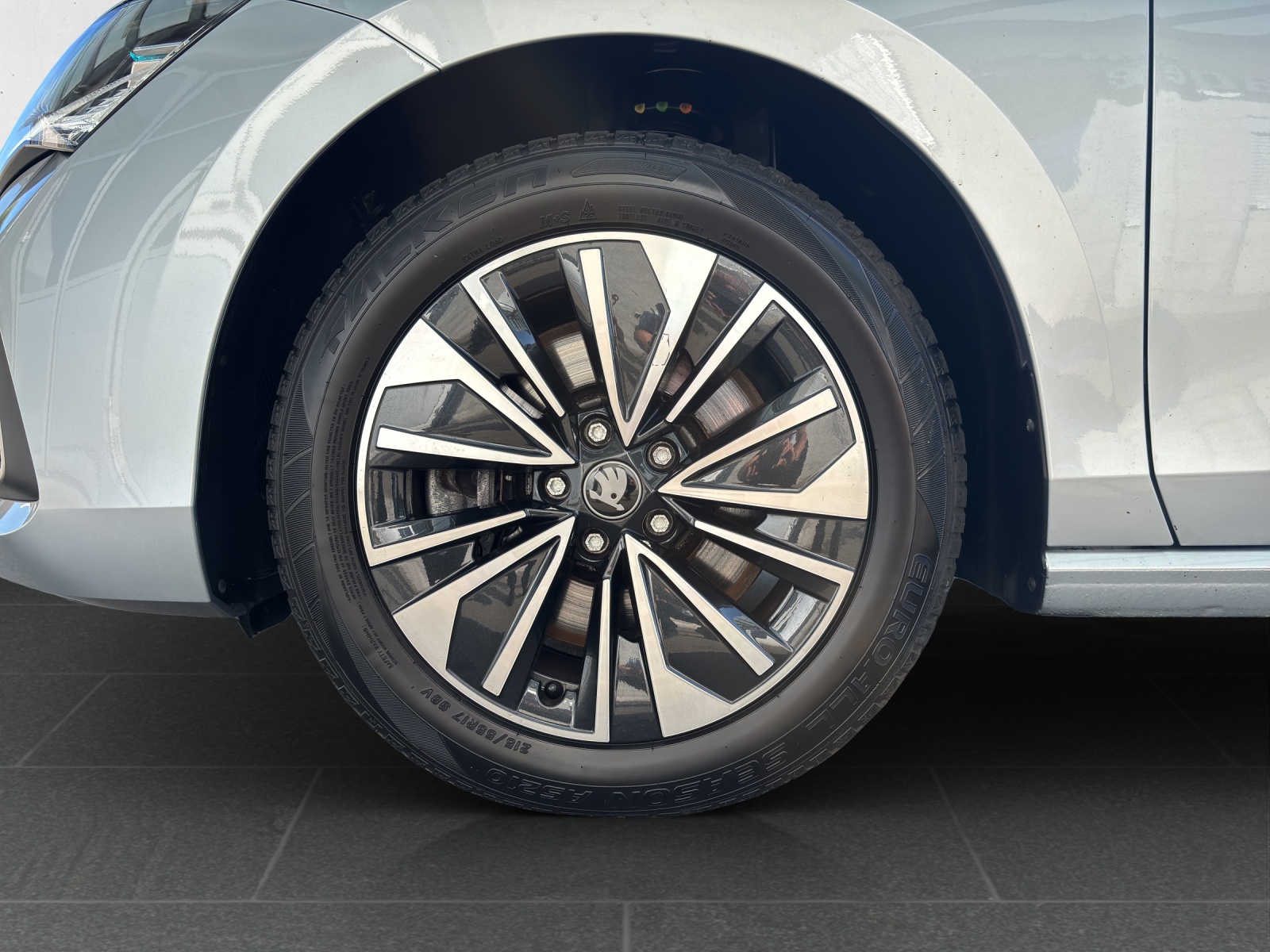 SKODA New Superb Combi 2.0 TSI Selection 4x4 DSG mit AHK & fortl. Werksgarantie-image-11