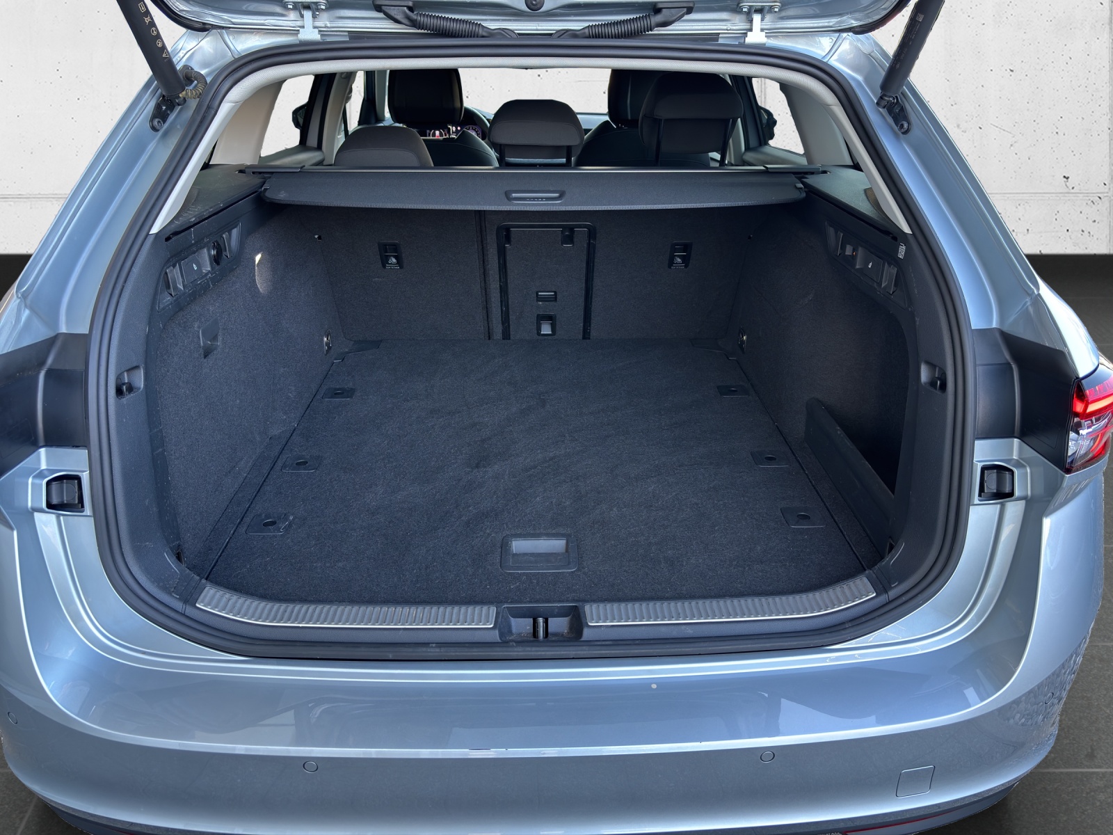 SKODA New Superb Combi 2.0 TSI Selection 4x4 DSG mit AHK & fortl. Werksgarantie-image-7