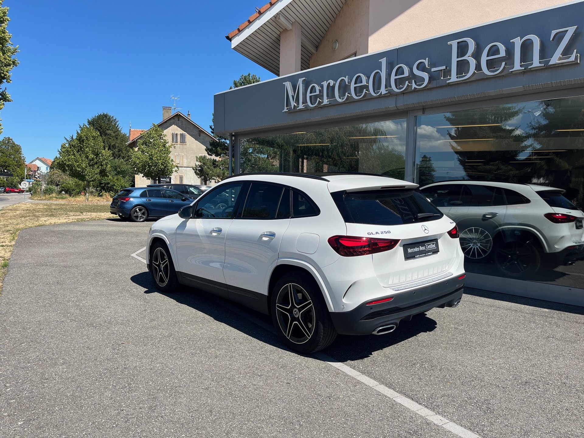 MERCEDES-BENZ GLA 250 4Matic AMG Line 8G-DCT-image-2