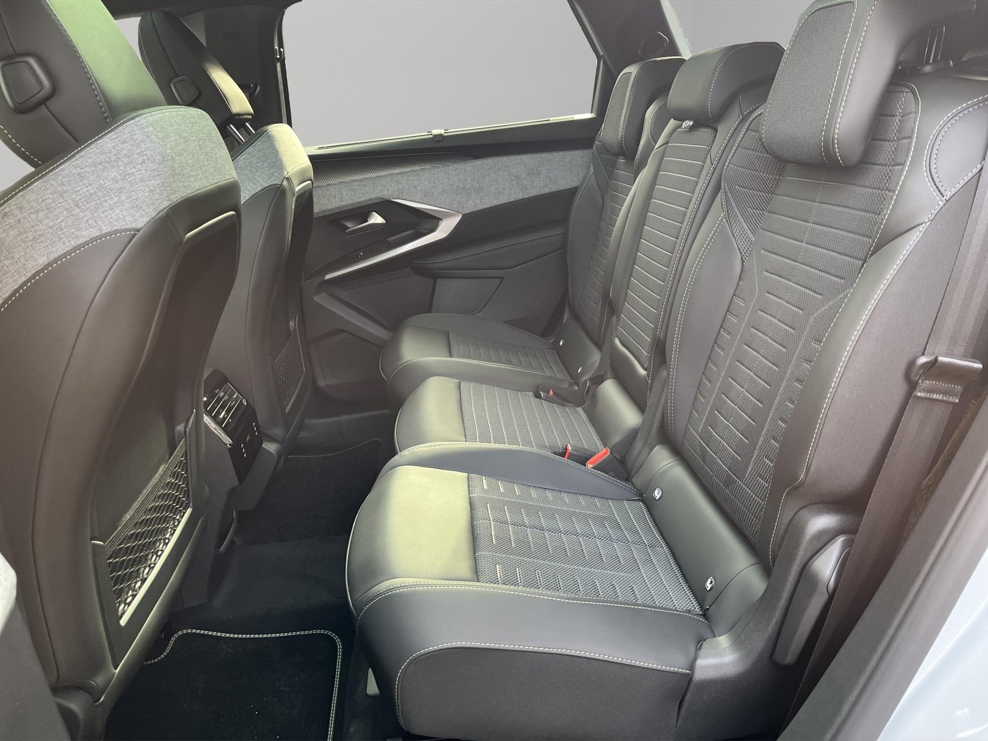 PEUGEOT 5008 1.2 Hybrid GT-image-9
