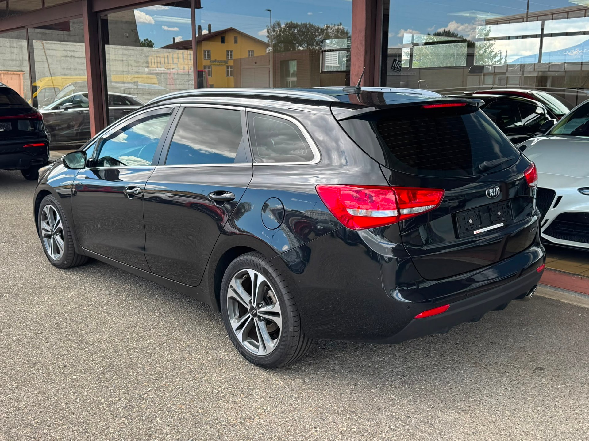 KIA Cee'd Sportswagon 1.6 CRDi Trend DCT-image-3