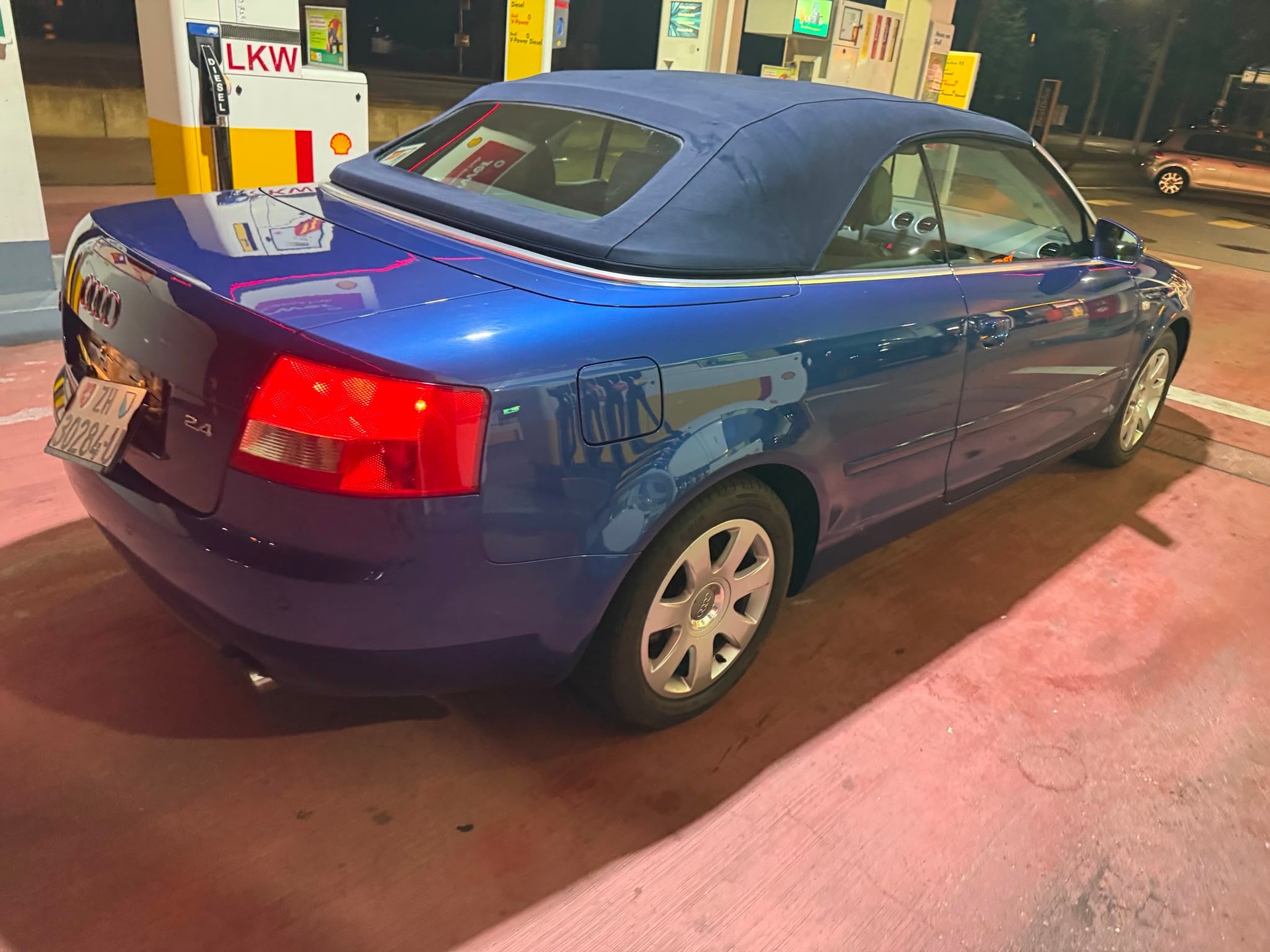 AUDI A4 Cabriolet 2.4 V6-image-4
