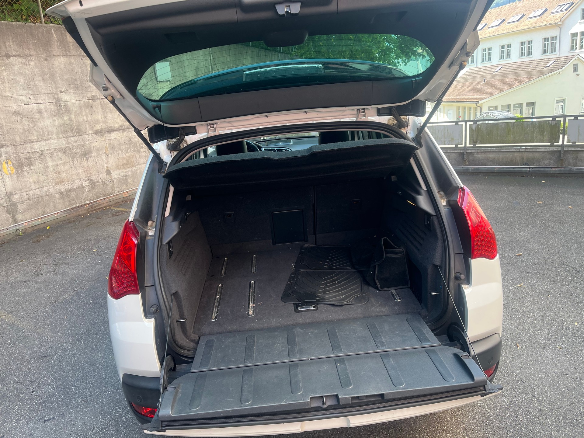PEUGEOT 3008 HYbrid4 2.0 HDI EGS6-image-13