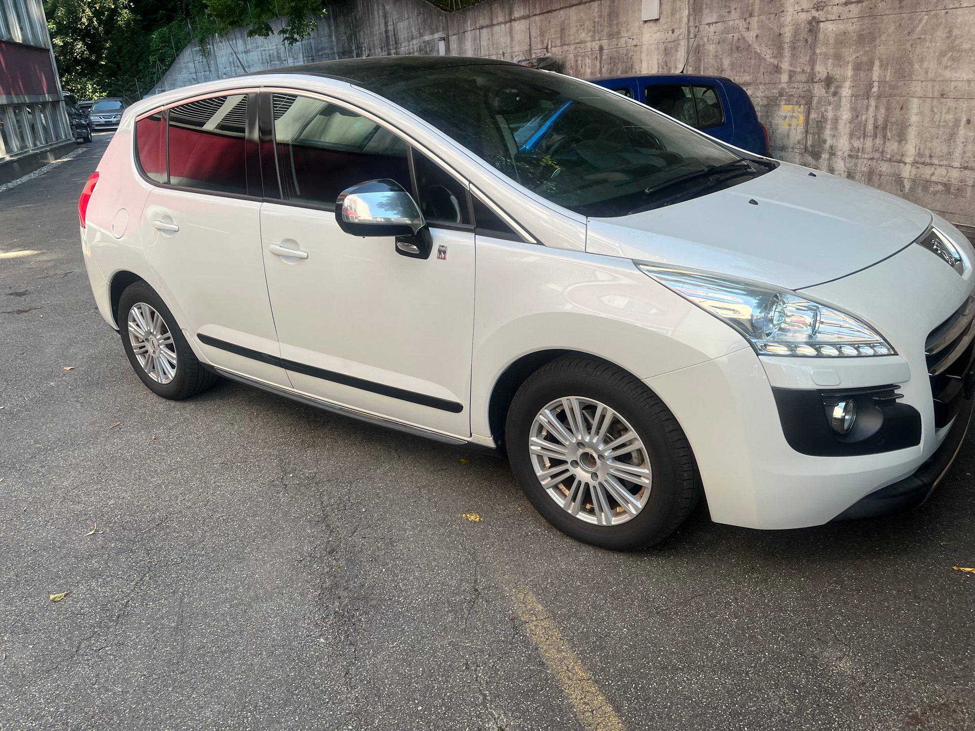 PEUGEOT 3008 HYbrid4 2.0 HDI EGS6-image-1