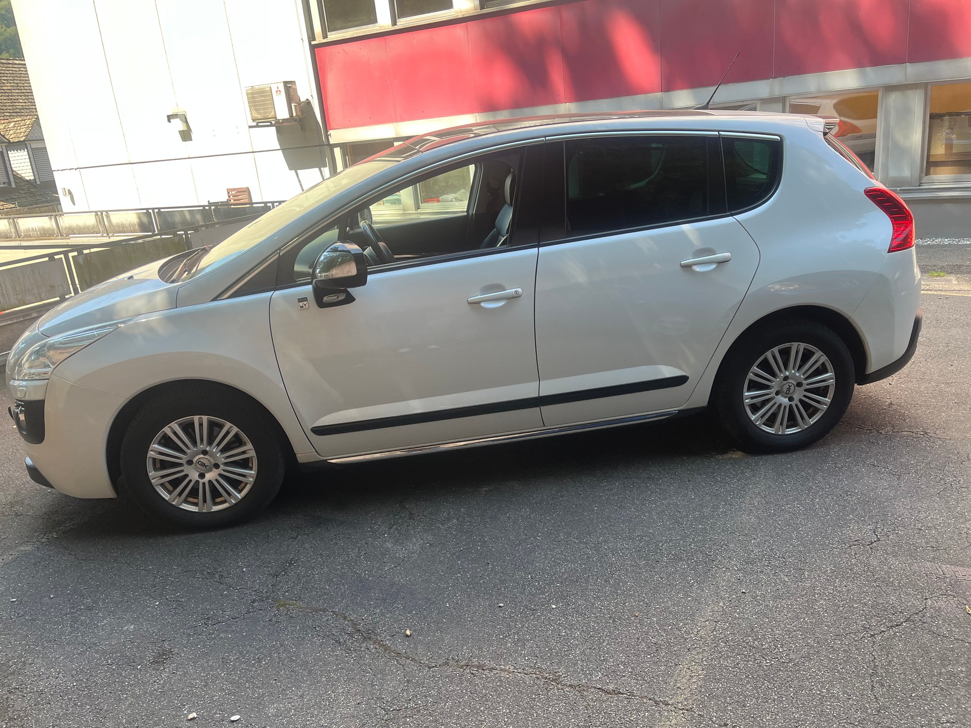 PEUGEOT 3008 HYbrid4 2.0 HDI EGS6-image-6