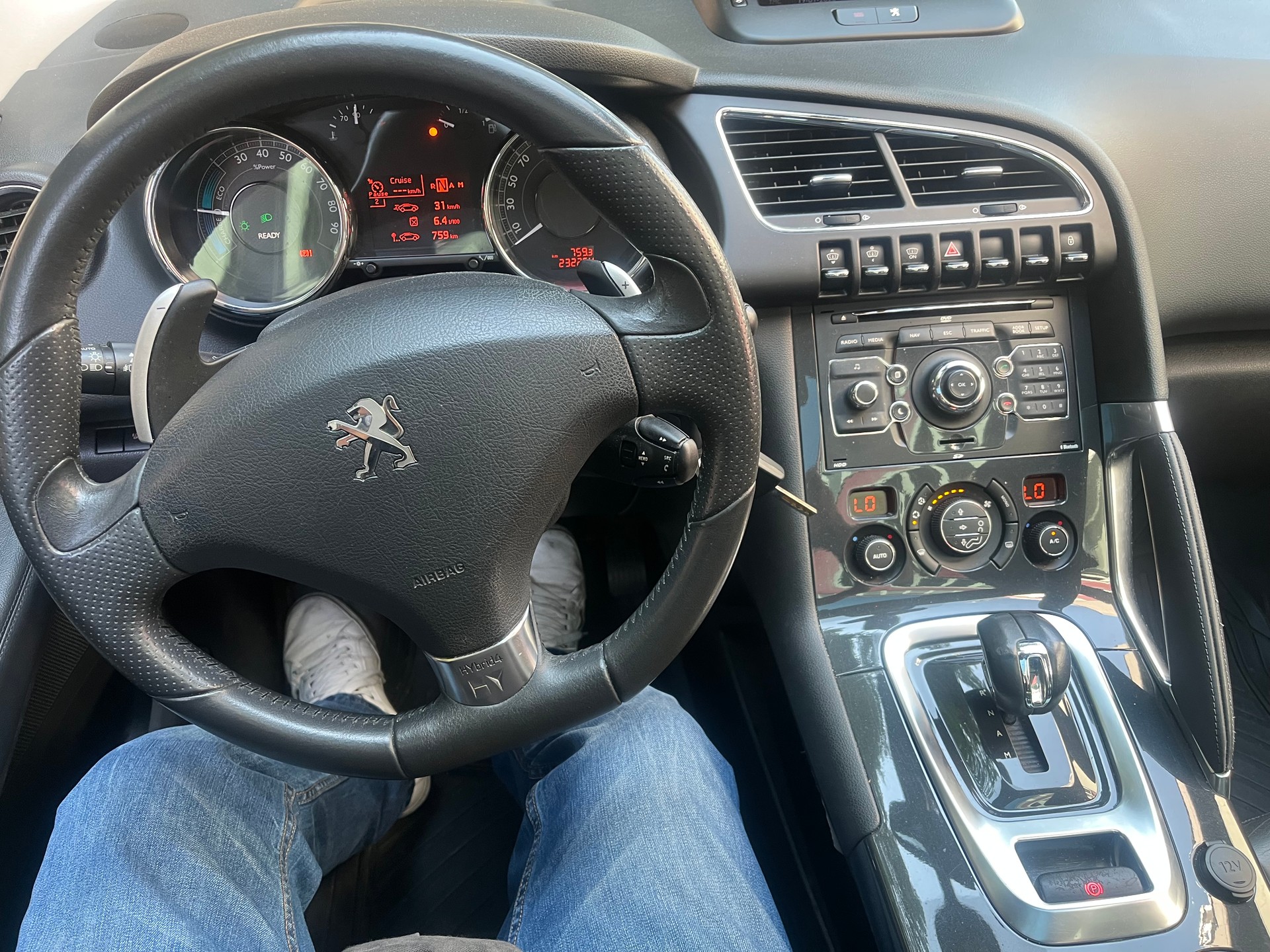 PEUGEOT 3008 HYbrid4 2.0 HDI EGS6-image-9